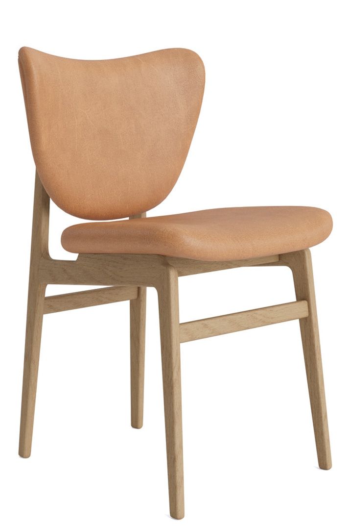 NORR11 Elephant Dining Chair, vollgepolstert in braunem Leder mit hellem Holzgestell, seitliche Ansicht.