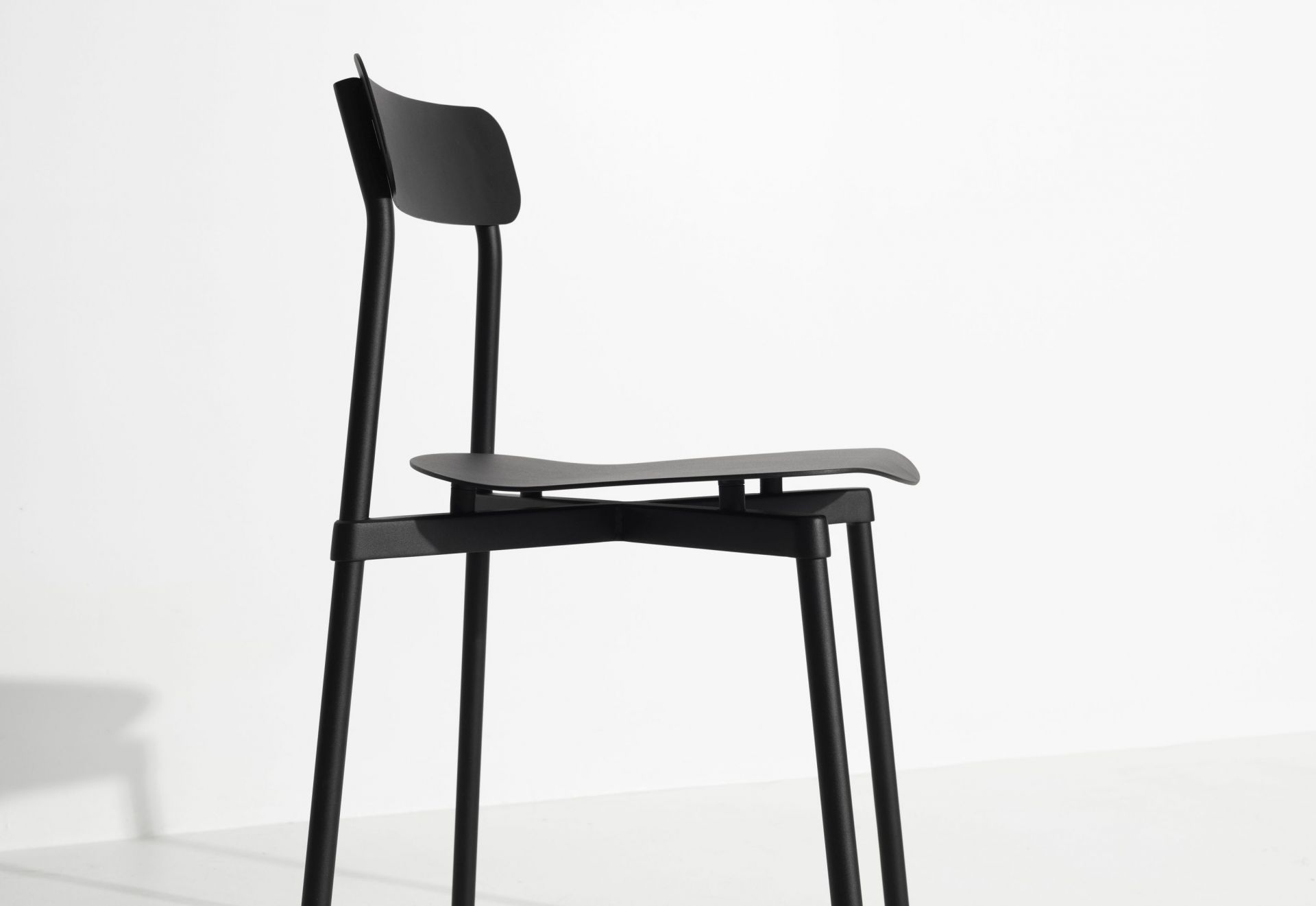 Schwarzer Fromme Chair Stuhl von Petite Friture, minimalistisches Design, Sitzmöbel für Esszimmer und Wohnbereich.