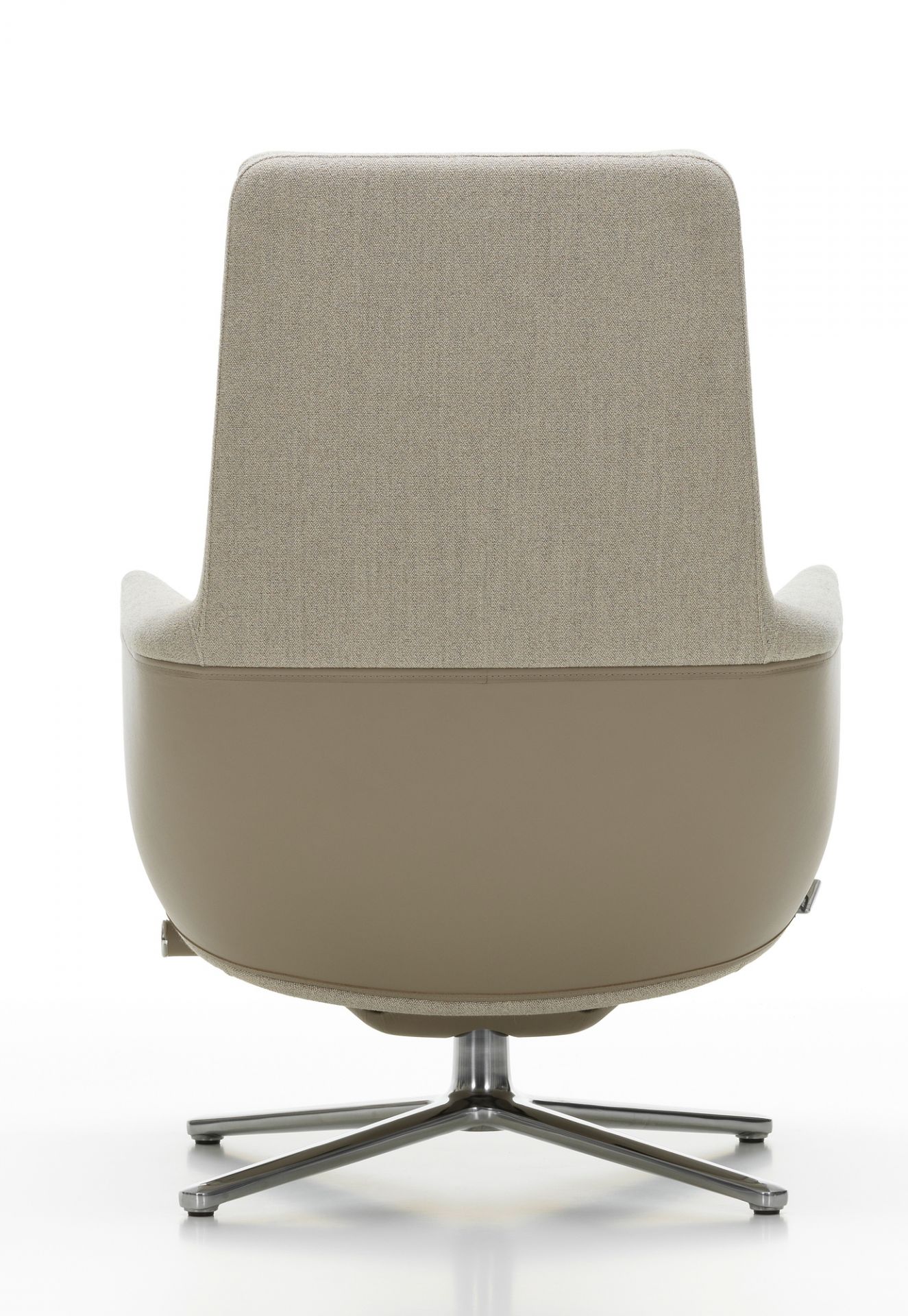 Rückansicht des Vitra Grand Relax Sessels in Beige mit Drehfuß aus poliertem Aluminium.