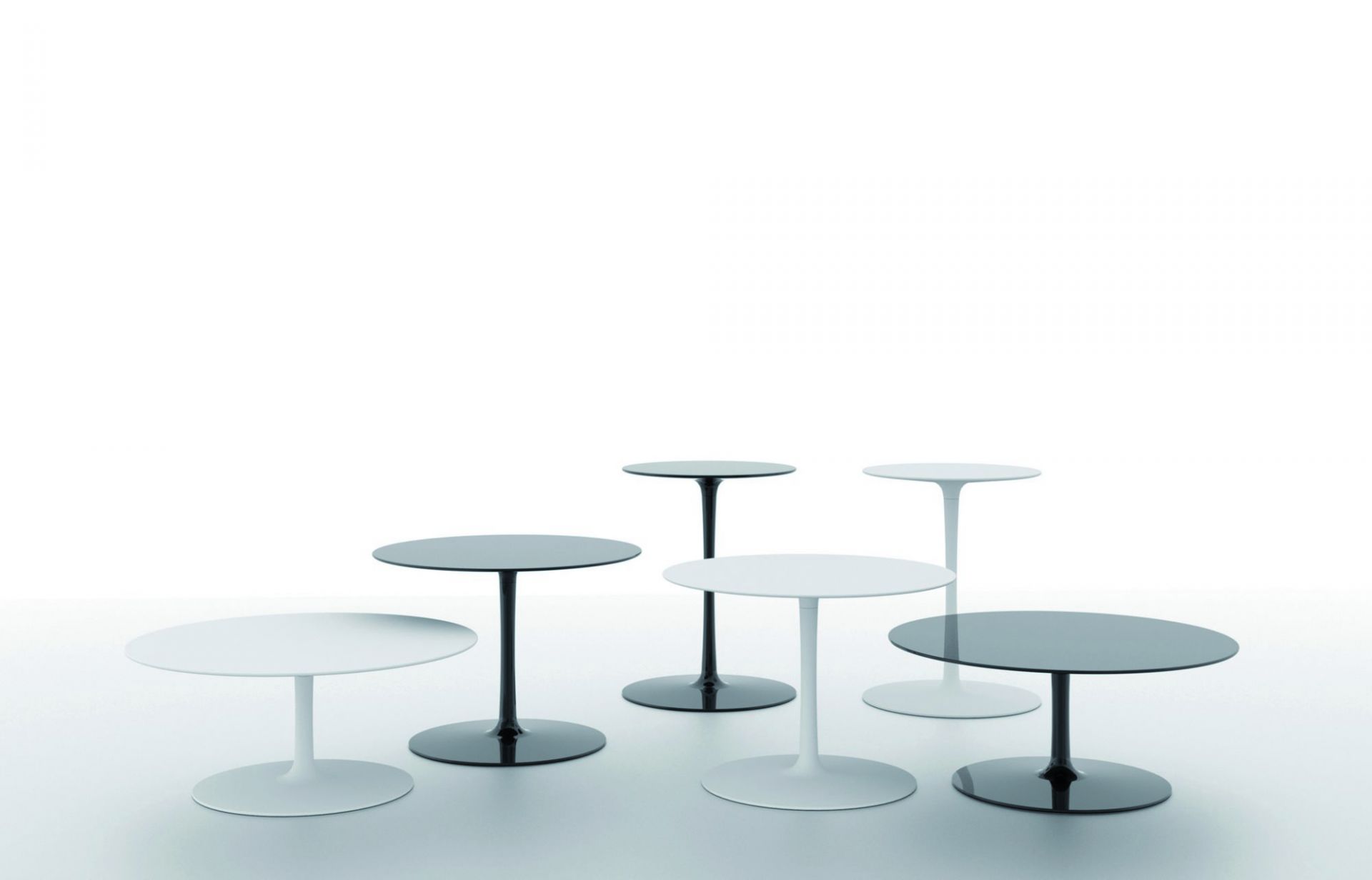 Mehrere Flow Low Table Beistelltische von MDF Italia in Schwarz und Weiß. Moderne Möbel für Wohnzimmer.