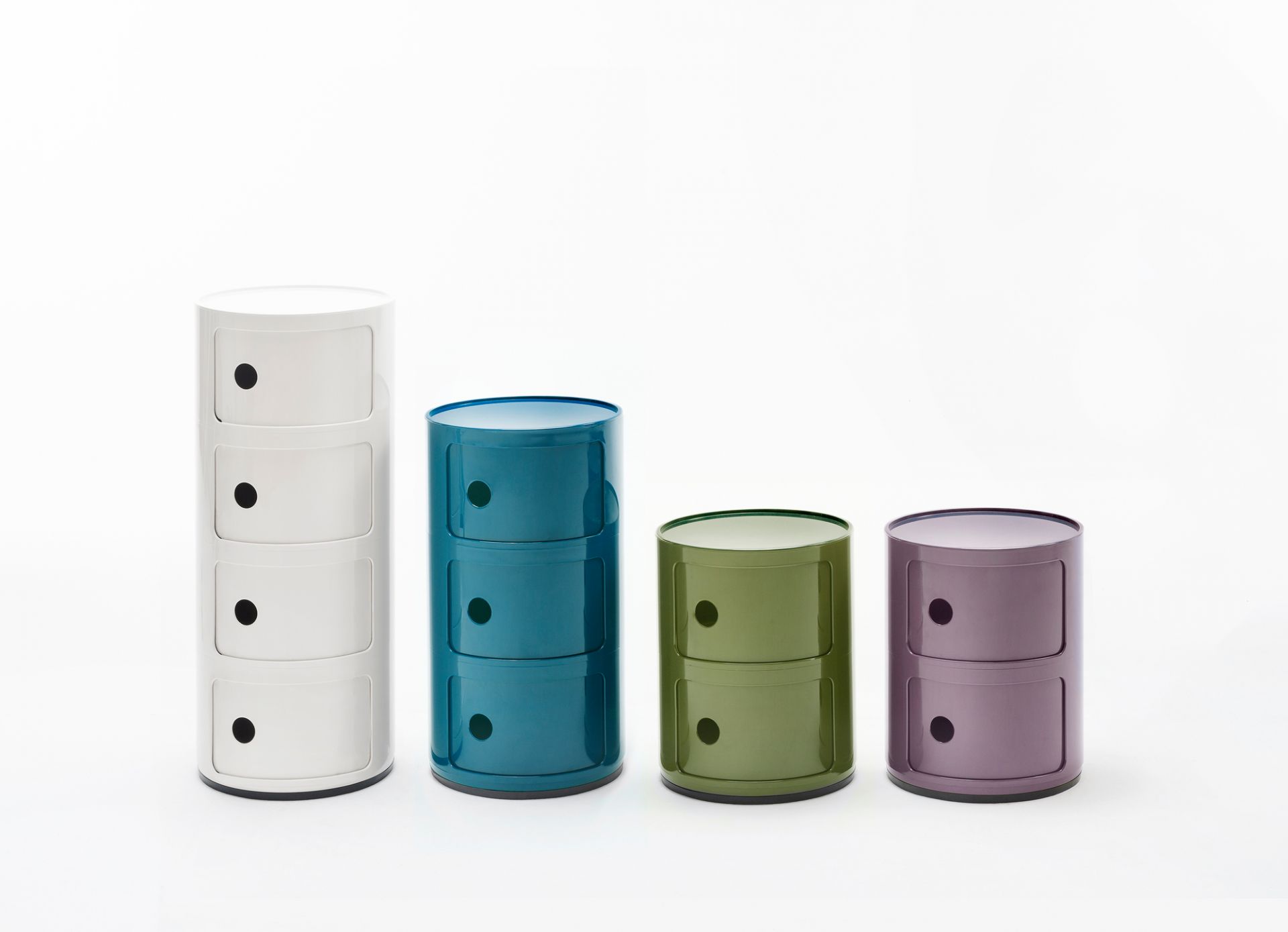 Componibili von Kartell: Vier verschiedenfarbige, modulare Aufbewahrungselemente mit runden Formen und Fächern. Designklassiker für modernes Wohnen.