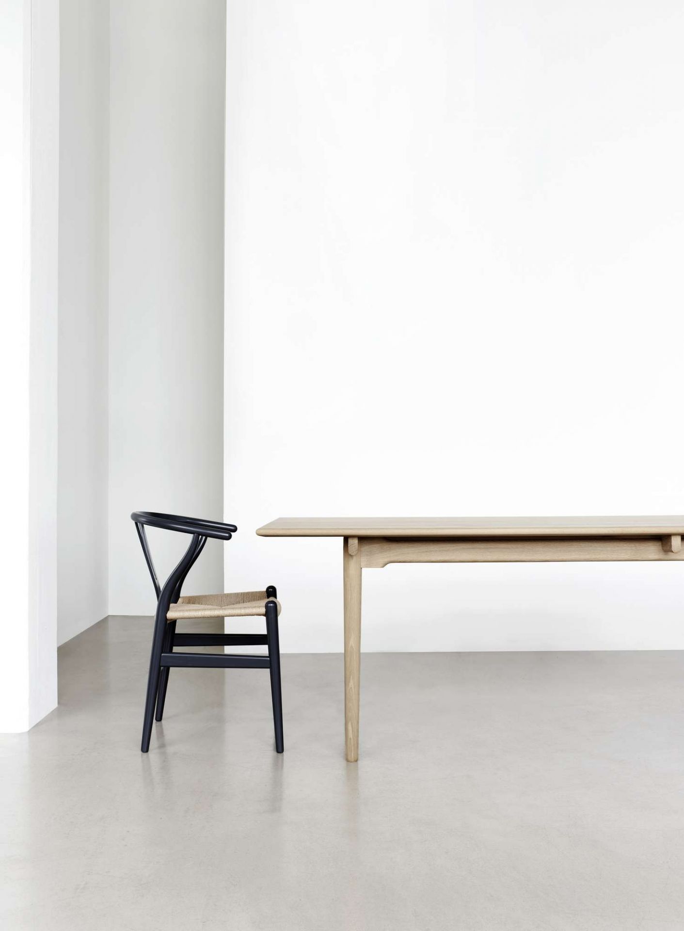CH327 Tisch von Carl Hansen & Søn mit Stuhl in minimalistischem, hellem Raum.