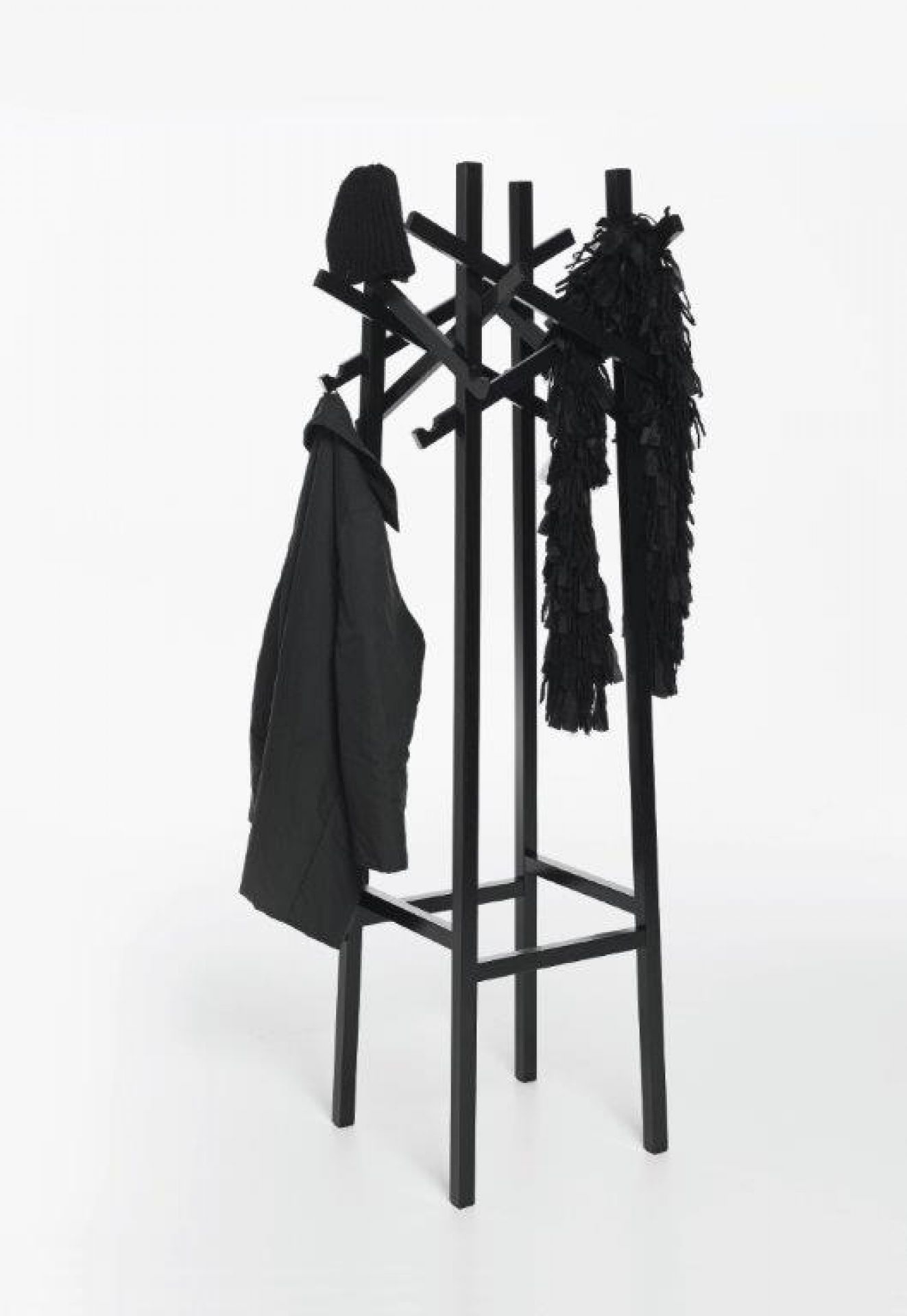 Schwarze Nest Garderobe von Karl Andersson & Soener mit Jacke, Mütze und Schal.