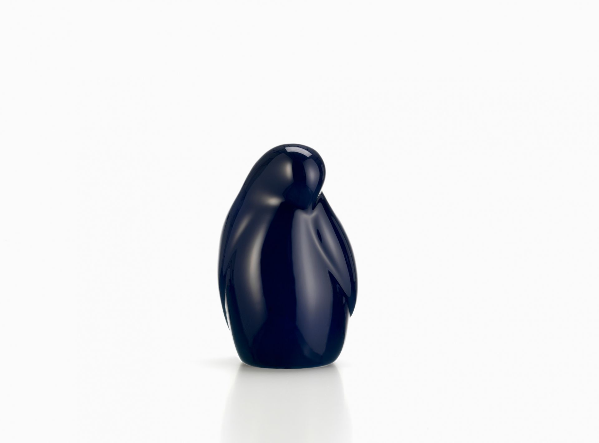 Nahaufnahme der Resting Bird Figur von Vitra, groß, in glänzendem Dunkelblau.