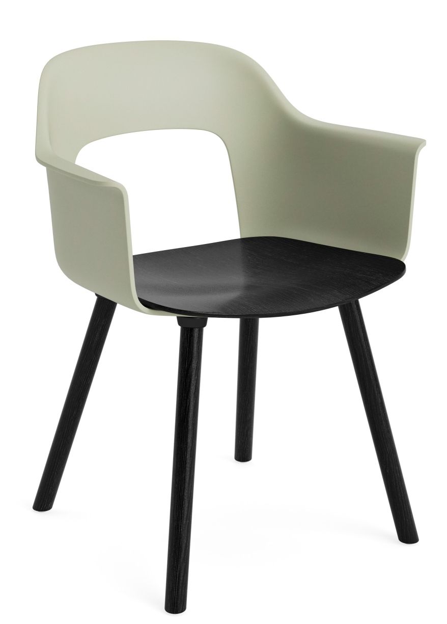 Layout Armchair 222 Armlehnstuhl von Hay mit hellgrüner Sitzschale und schwarzem Holzgestell, moderne Stuhl Designmöbel.