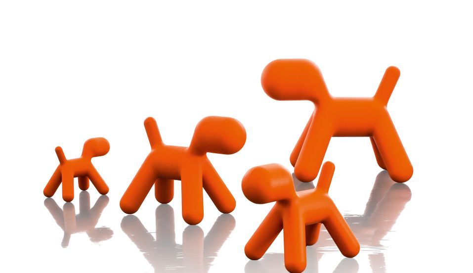 Orangefarbene Magis Puppy Hund Hocker in verschiedenen Größen als Kindermöbel und Deko-Objekte.