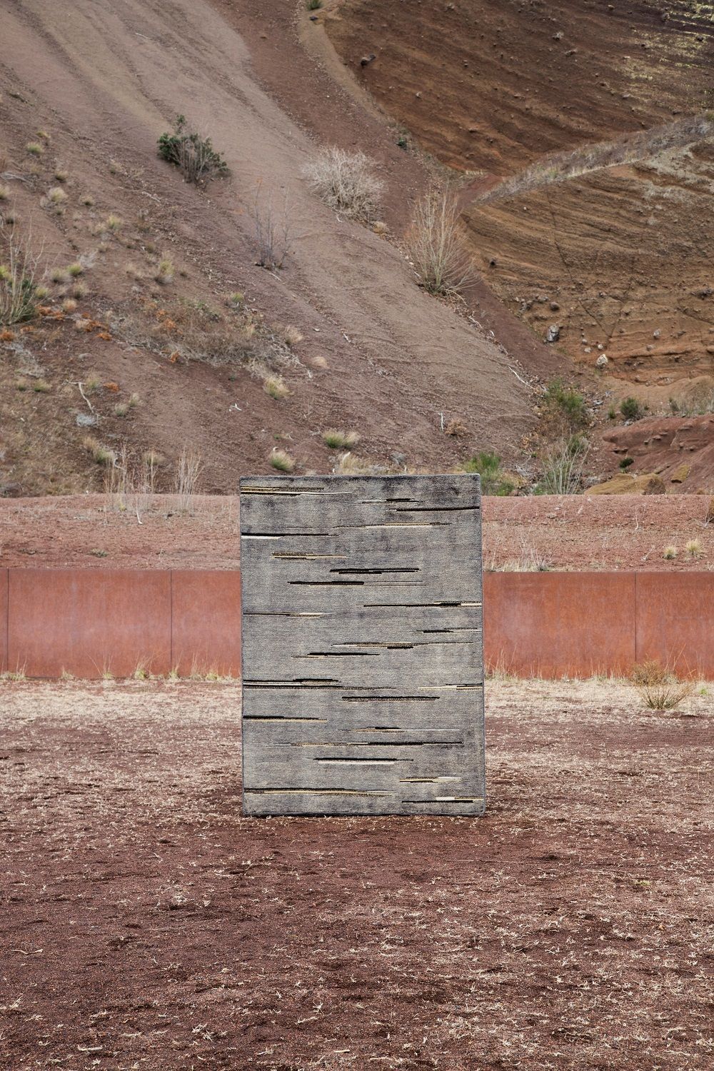 Colorado Teppich von Nanimarquina, grauer Wollteppich mit horizontalem Muster, Outdoor-Teppich für Wohnzimmer.