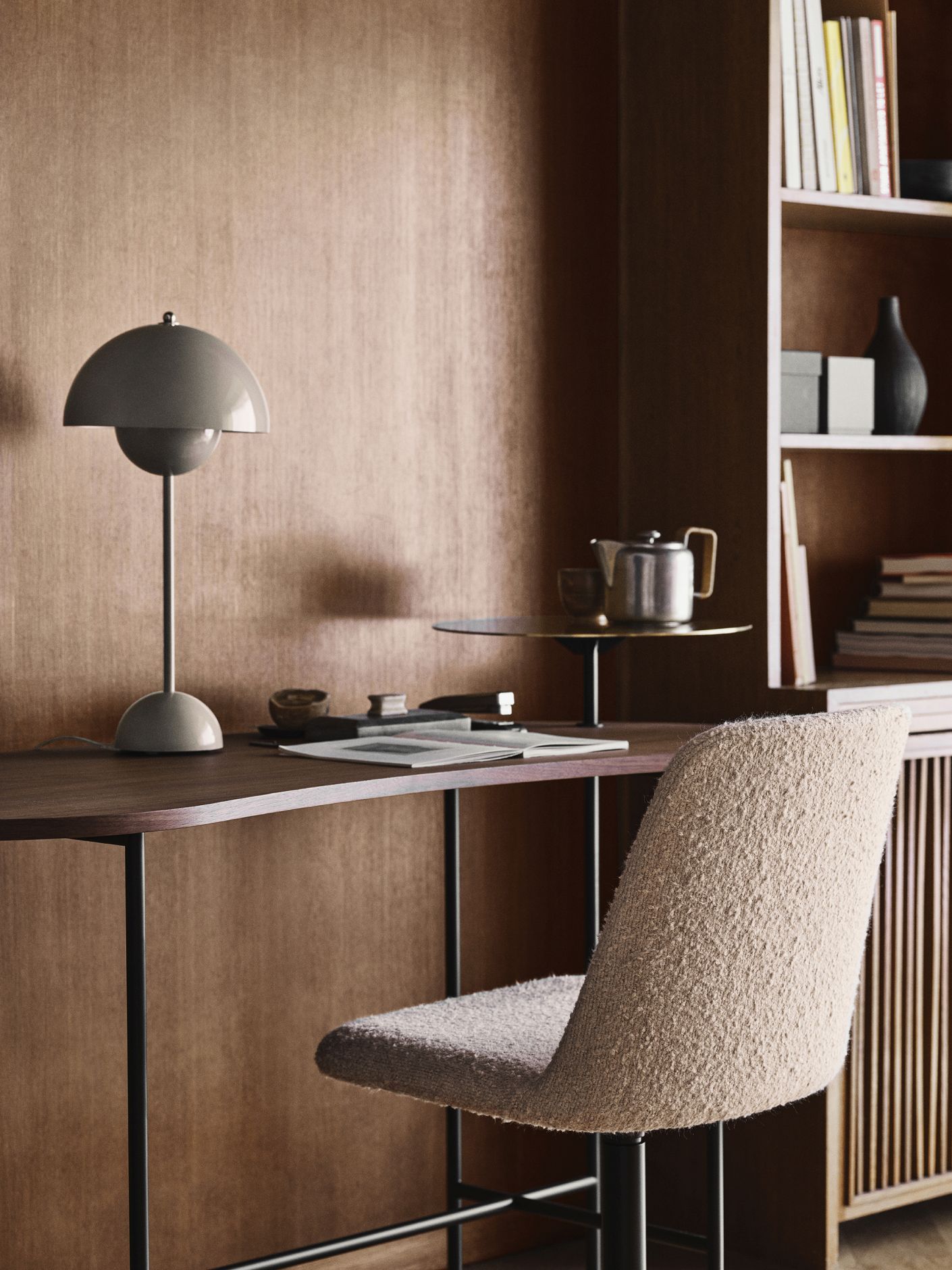 Flowerpot VP3 Tischleuchte von AndTradition in Grau auf einem Schreibtisch, modernes Design für Wohnzimmer und Büro.