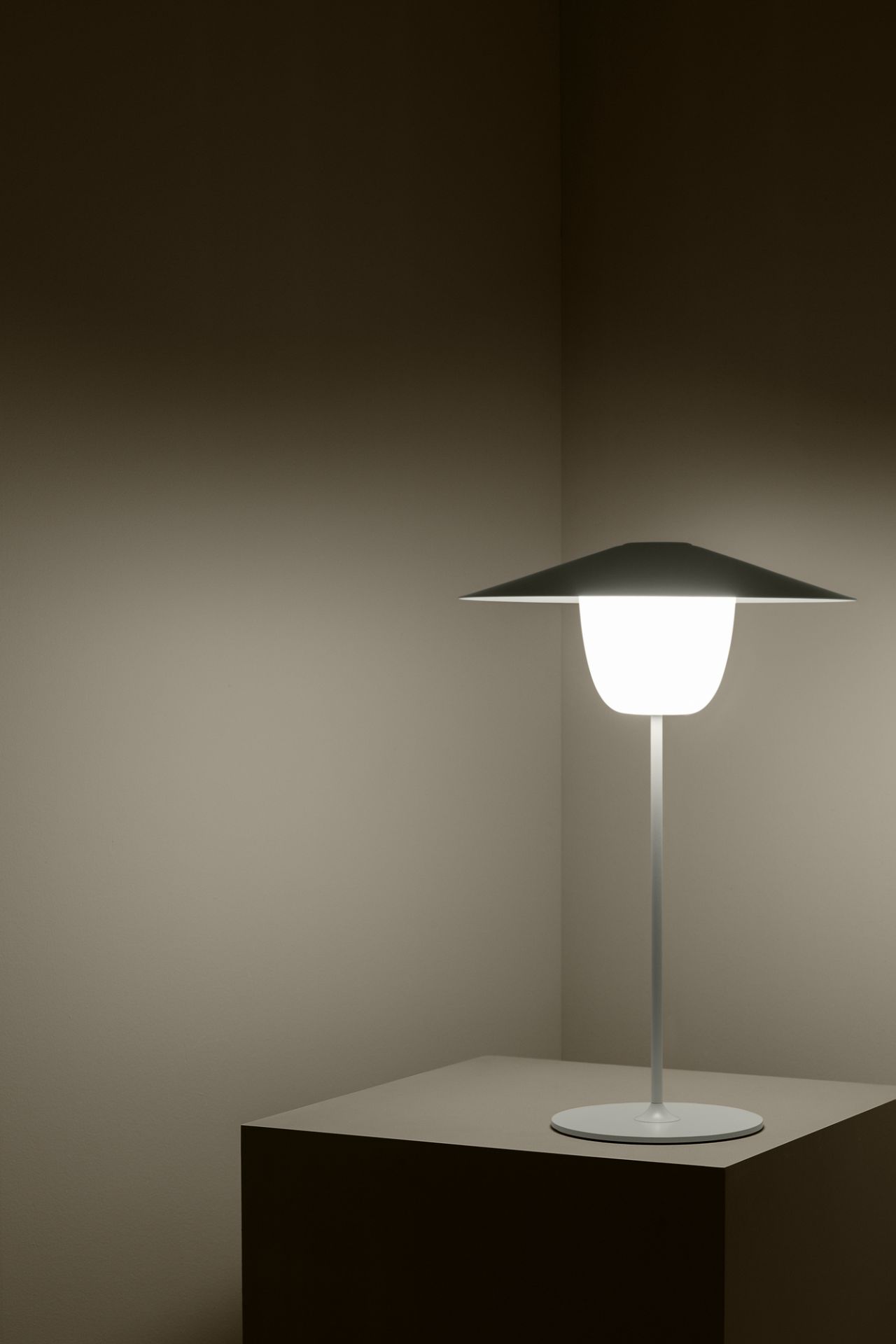 Nahaufnahme der Blomus Ani LED Tischleuchte, eine kabellose Akku-Leuchte für den Innenbereich.