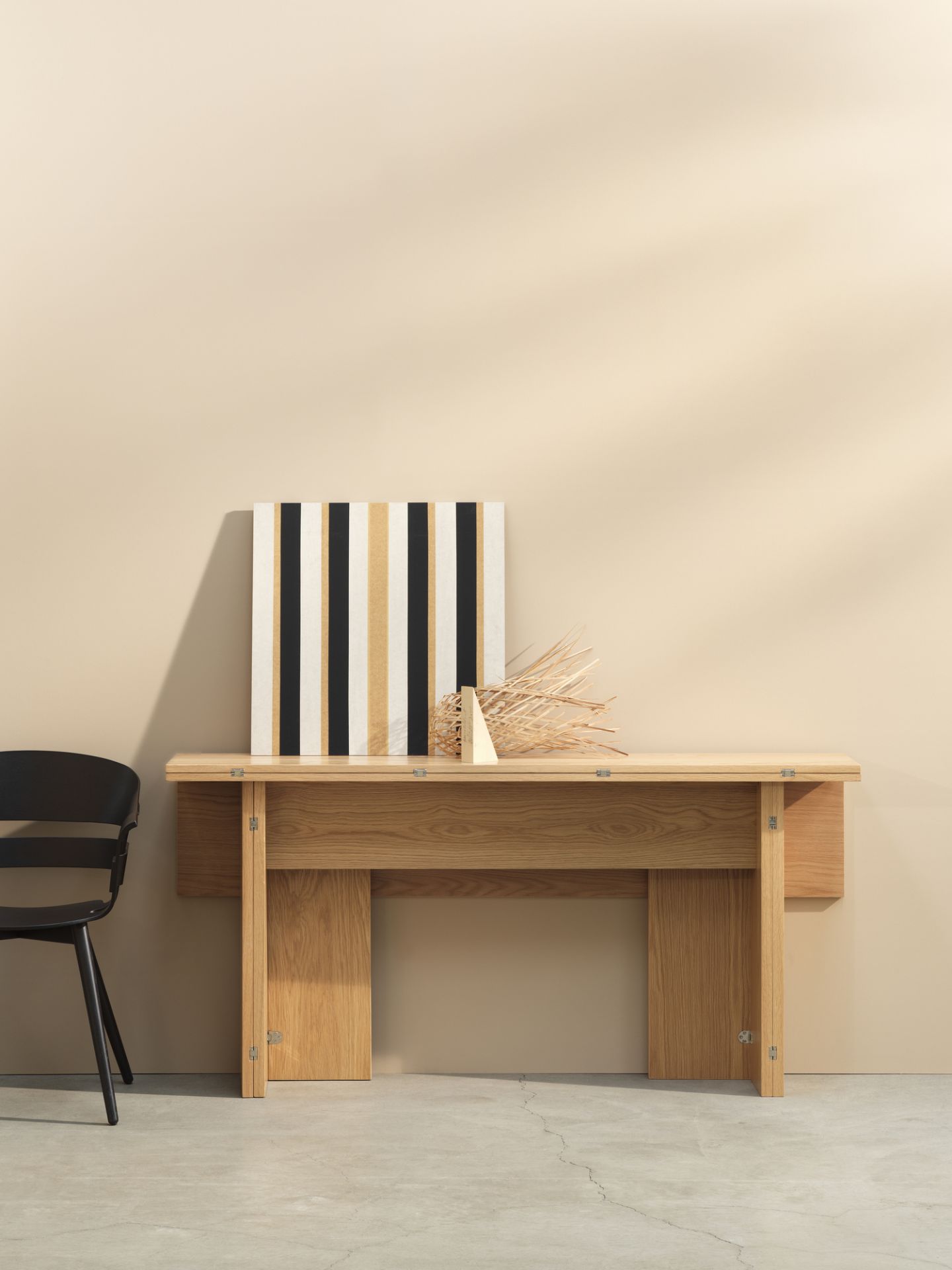 Design House Stockholm Klapptisch aus Holz, platzsparend und funktional, mit minimalistischer Dekoration.
