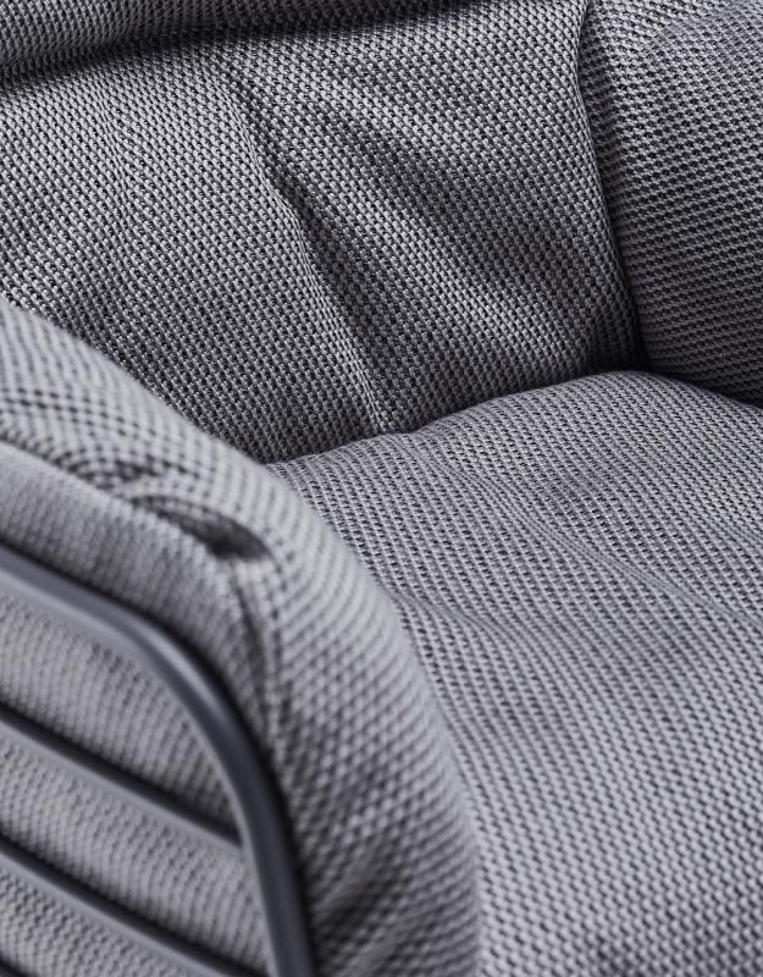 Detailaufnahme des Leyasol Lounge Chair Outdoor Stuhls von Freifrau Manufaktur, graues Textilgewebe und Metallrahmen.