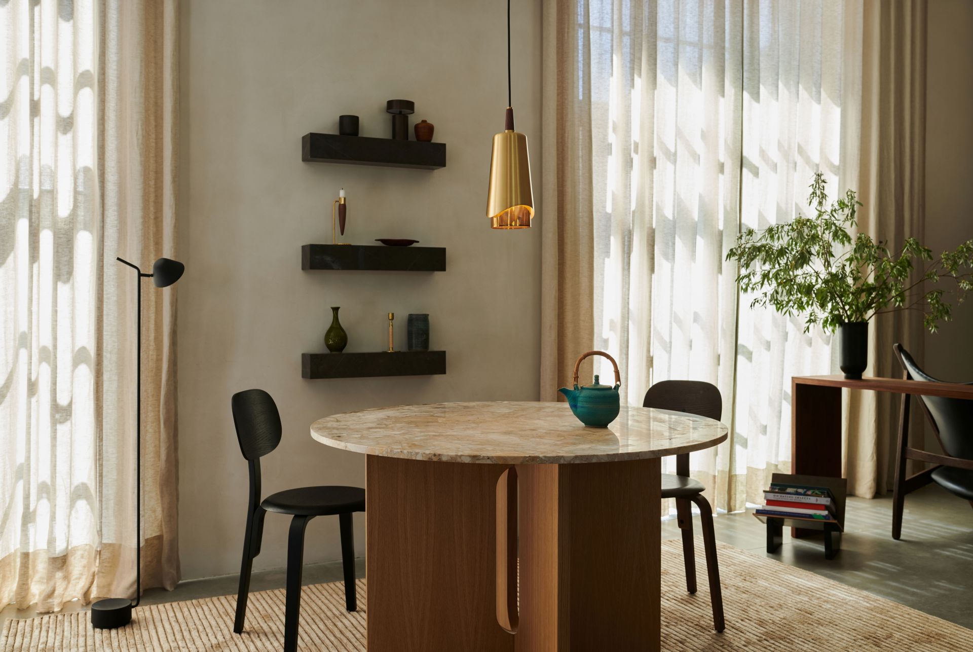 Esszimmer mit Umanoff Hängeleuchte von Audo, Marmortisch, Designermöbeln und stilvoller Dekoration für ein modernes Ambiente.