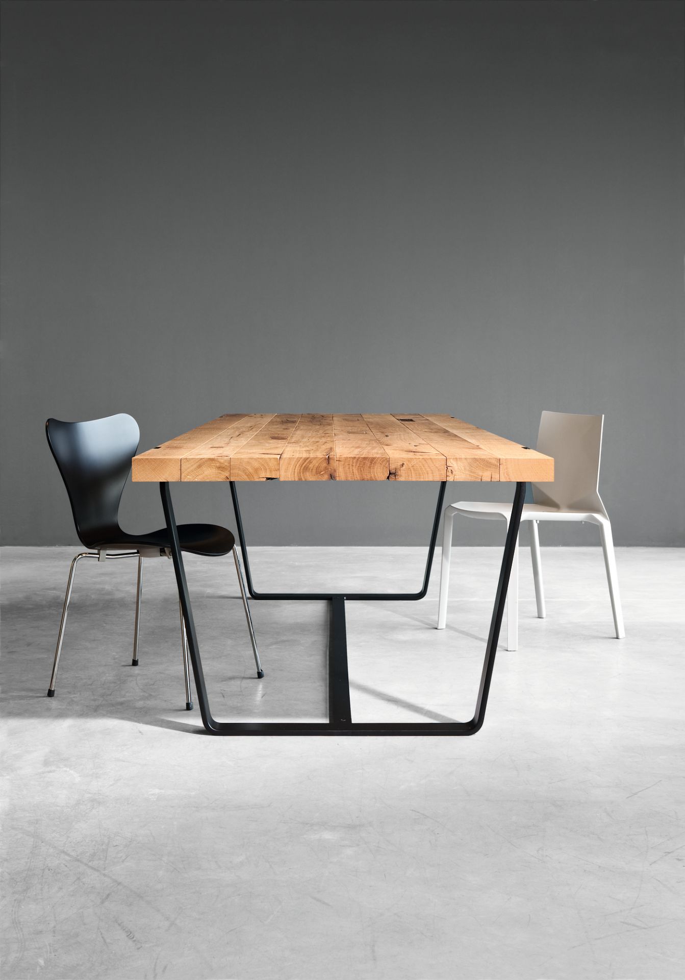 BB 11 Clamp Tisch von Janua aus Eiche mit schwarzem Metallgestell und zwei Stühlen.