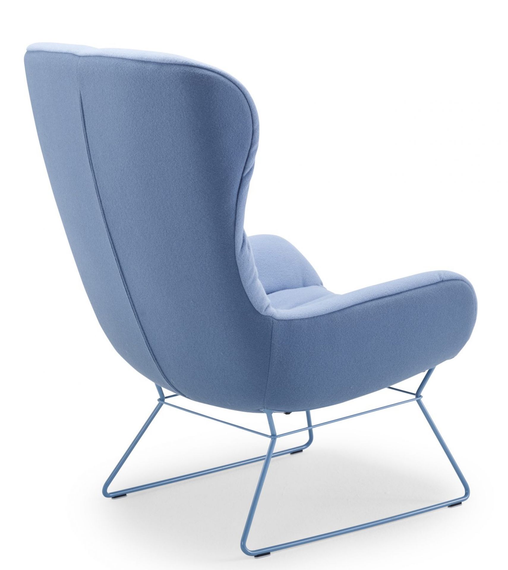 Blauer Leya Cocktail Sessel von Freifrau Manufaktur, Ohrensessel mit filigranem Metallgestell, Ansicht von hinten.