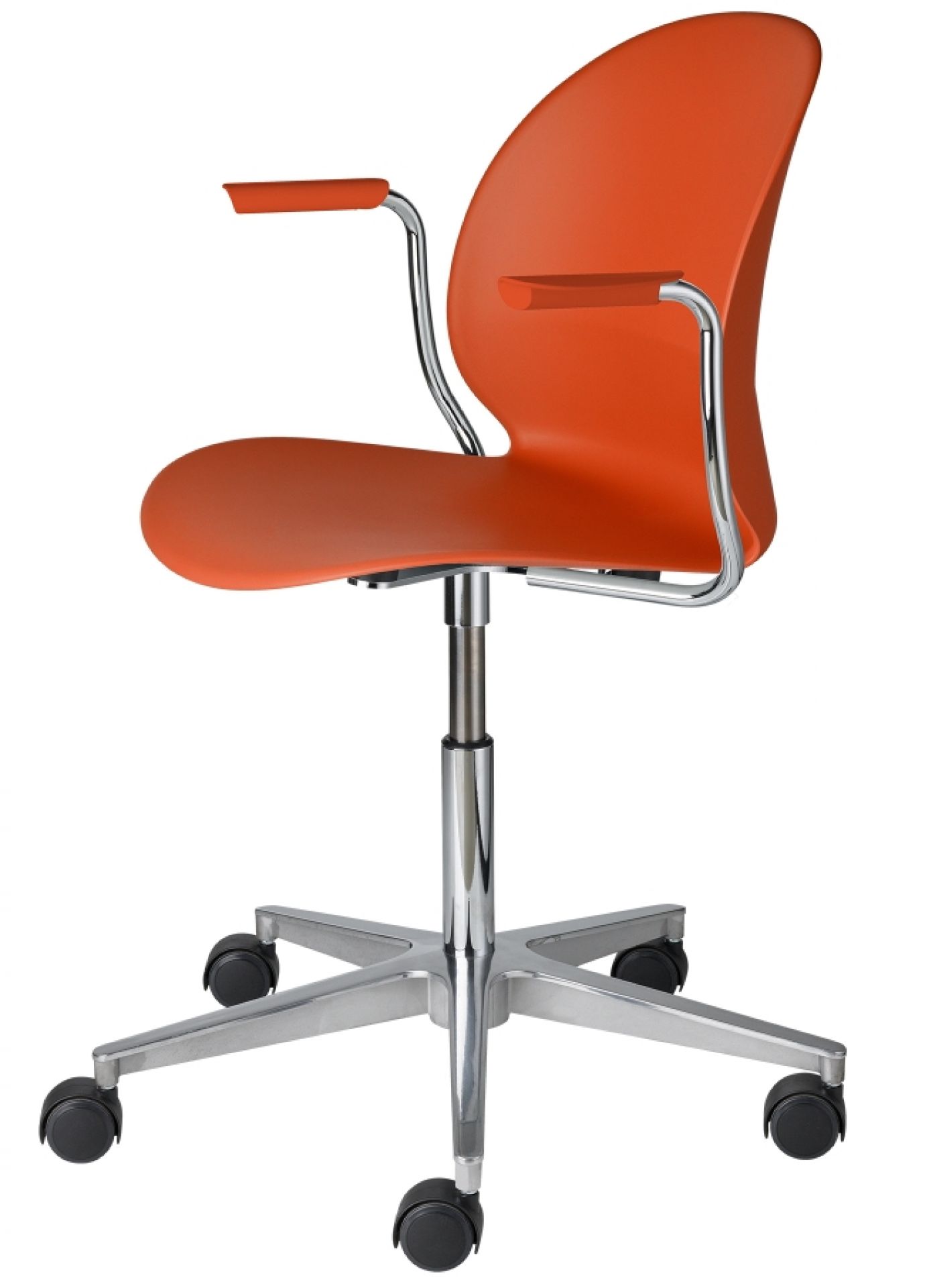 Oranger Fritz Hansen N02 Recycle Stuhl mit Armlehnen, Drehfuß und Rollen vor weißem Hintergrund.