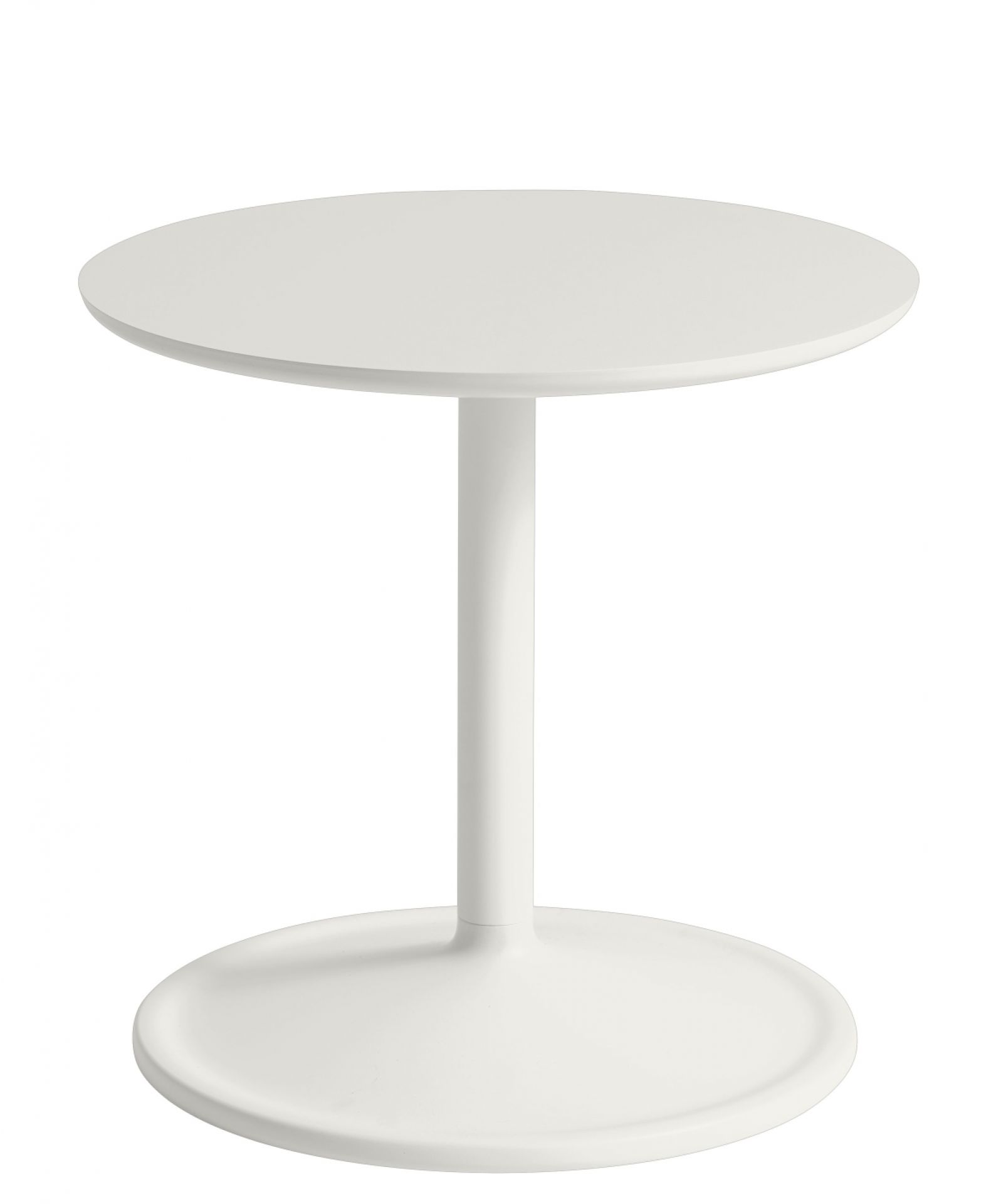 Weißer Muuto Soft Side Table Beistelltisch mit runder Tischplatte und Fuß, modernes Design für Wohnzimmer.