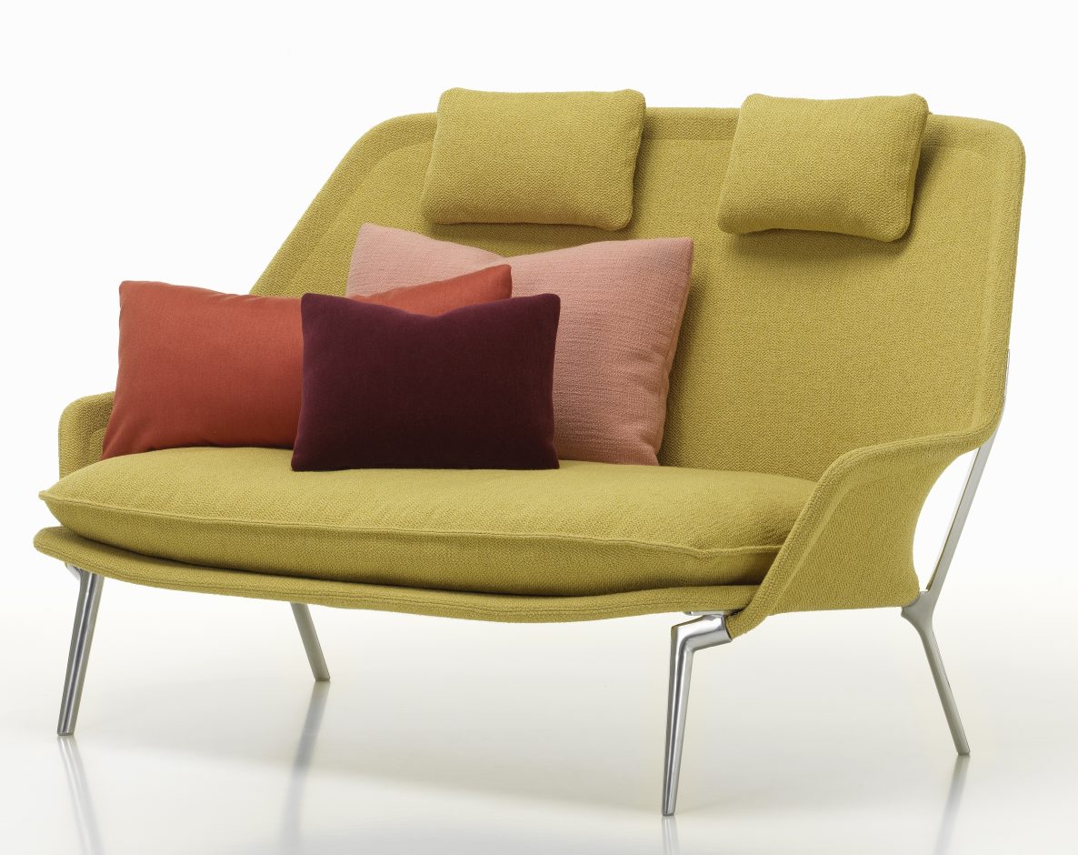 Vitra Slow Sofa mit gelbem Stoffbezug und farbigen Kissen, modernes Design Sofa für Wohnzimmer.