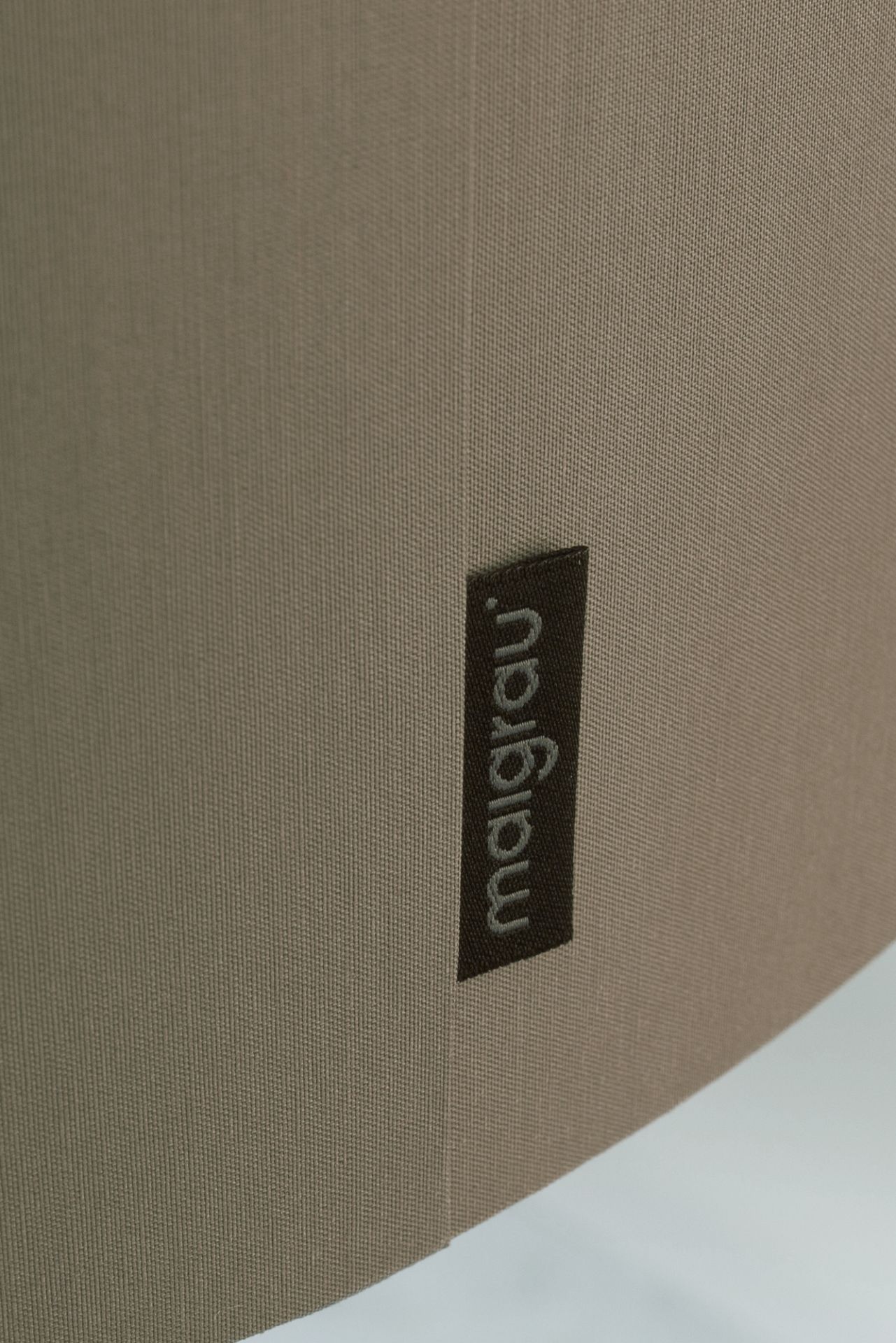 Detailaufnahme der Luca Stand Stehleuchte von Maigrau mit Stoffbezug und Markenlabel.