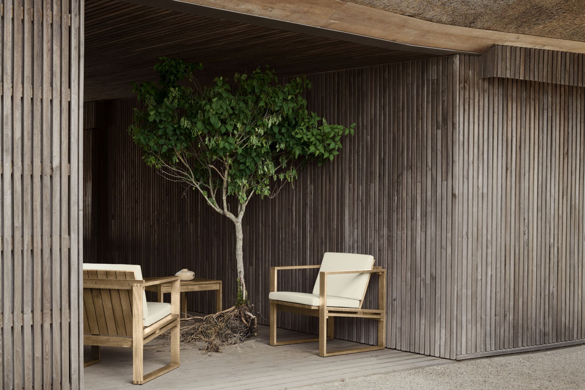 Zwei Bodil Kjaer Sessel von Carl Hansen & Søn, Outdoor-Möbel aus Teakholz mit hellen Polstern.