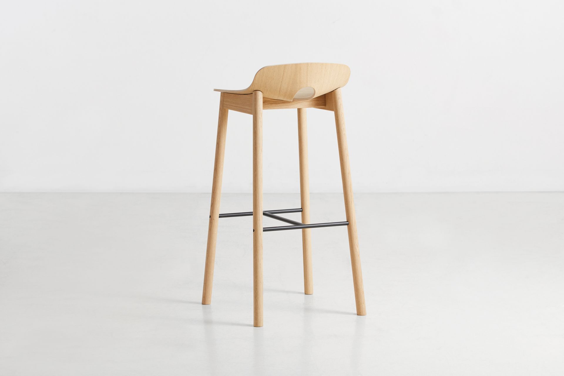 Mono Barhocker aus Eiche, weiß pigmentiert, von Woud. Design Hocker für Küche oder Bar.