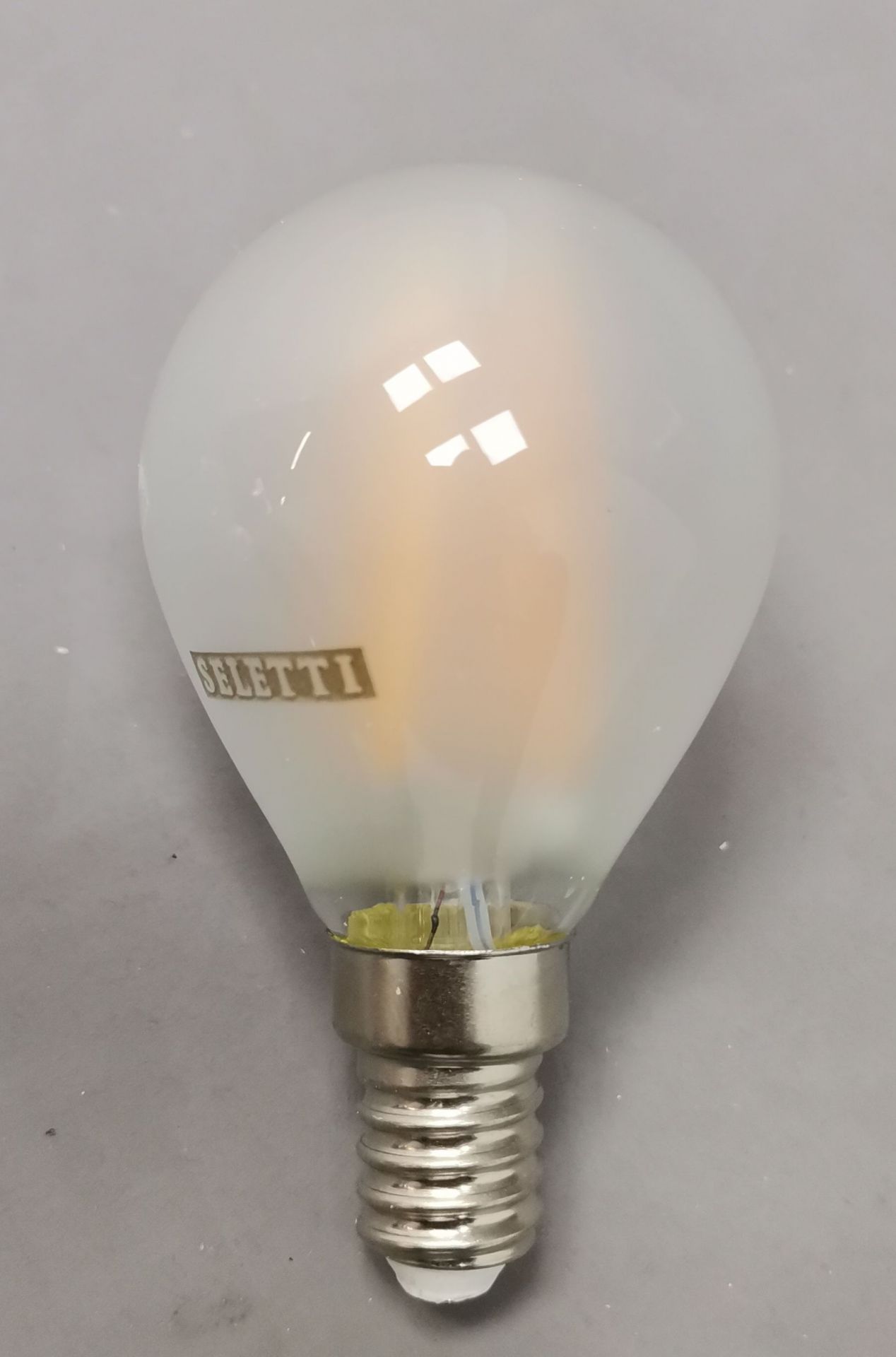 Nahaufnahme einer Seletti LED Lampe für Monkey Lamp, Leuchtmittel mit E14 Fassung.