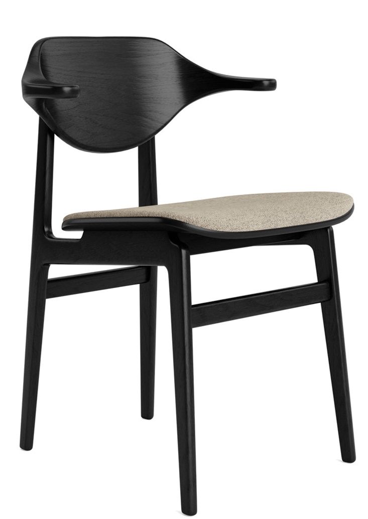 NORR11 Bufala Dining Chair Stuhl in Schwarz mit Armlehne und beigem Stoffbezug, seitliche Ansicht.