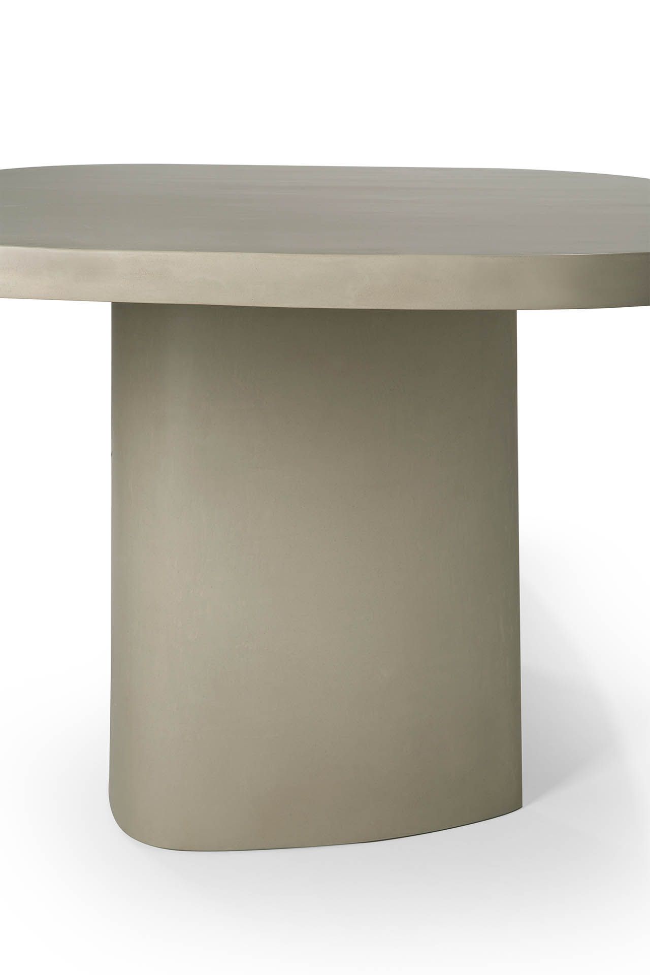 Nahaufnahme des Canyon Outdoor Esstisches von Ethnicraft, ein runder Betontisch mit zylindrischem Sockel.