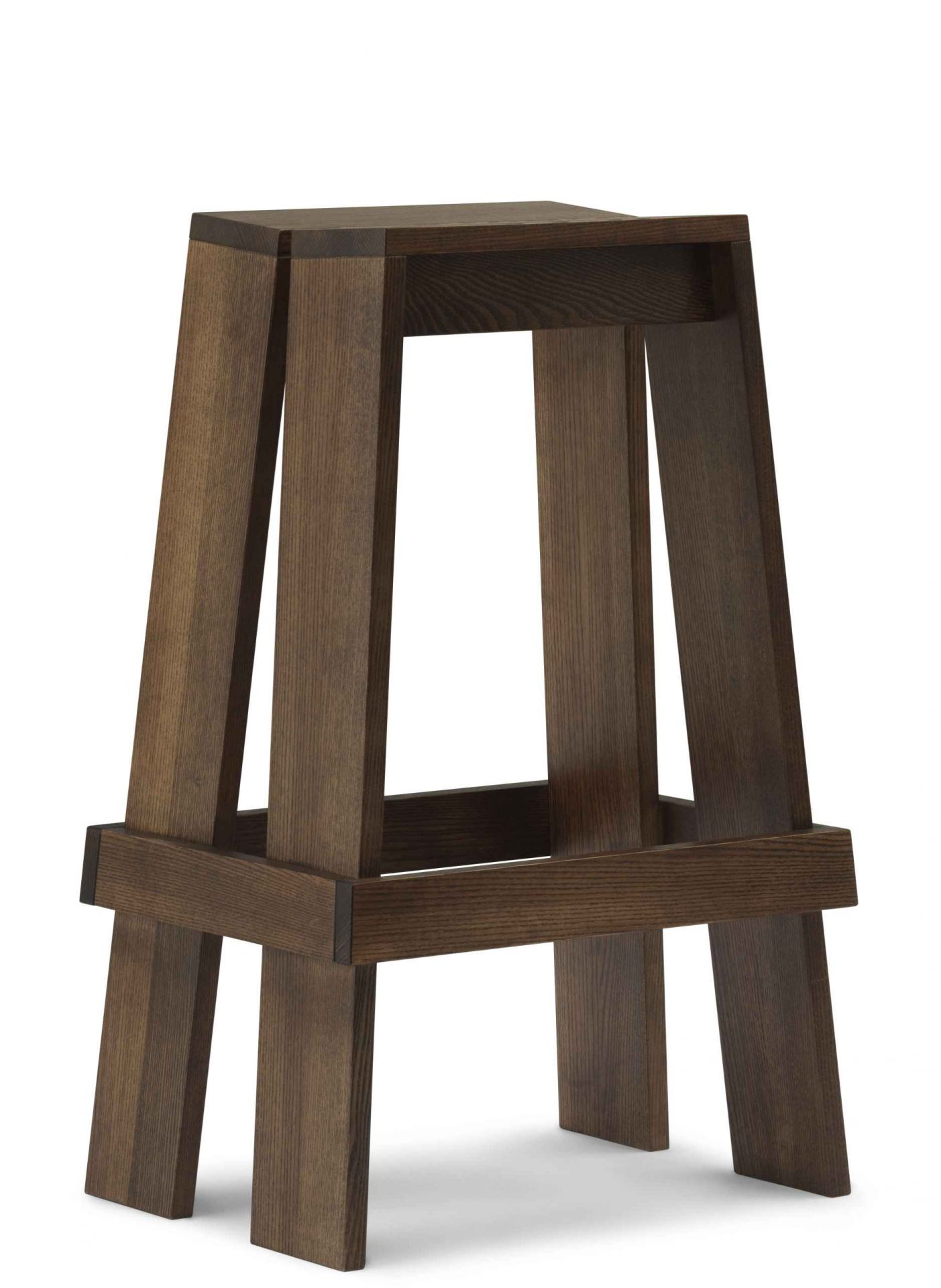 Normann Copenhagen Let Barhocker aus dunklem Holz, Hocker mit Fußstütze und minimalistischem Design.