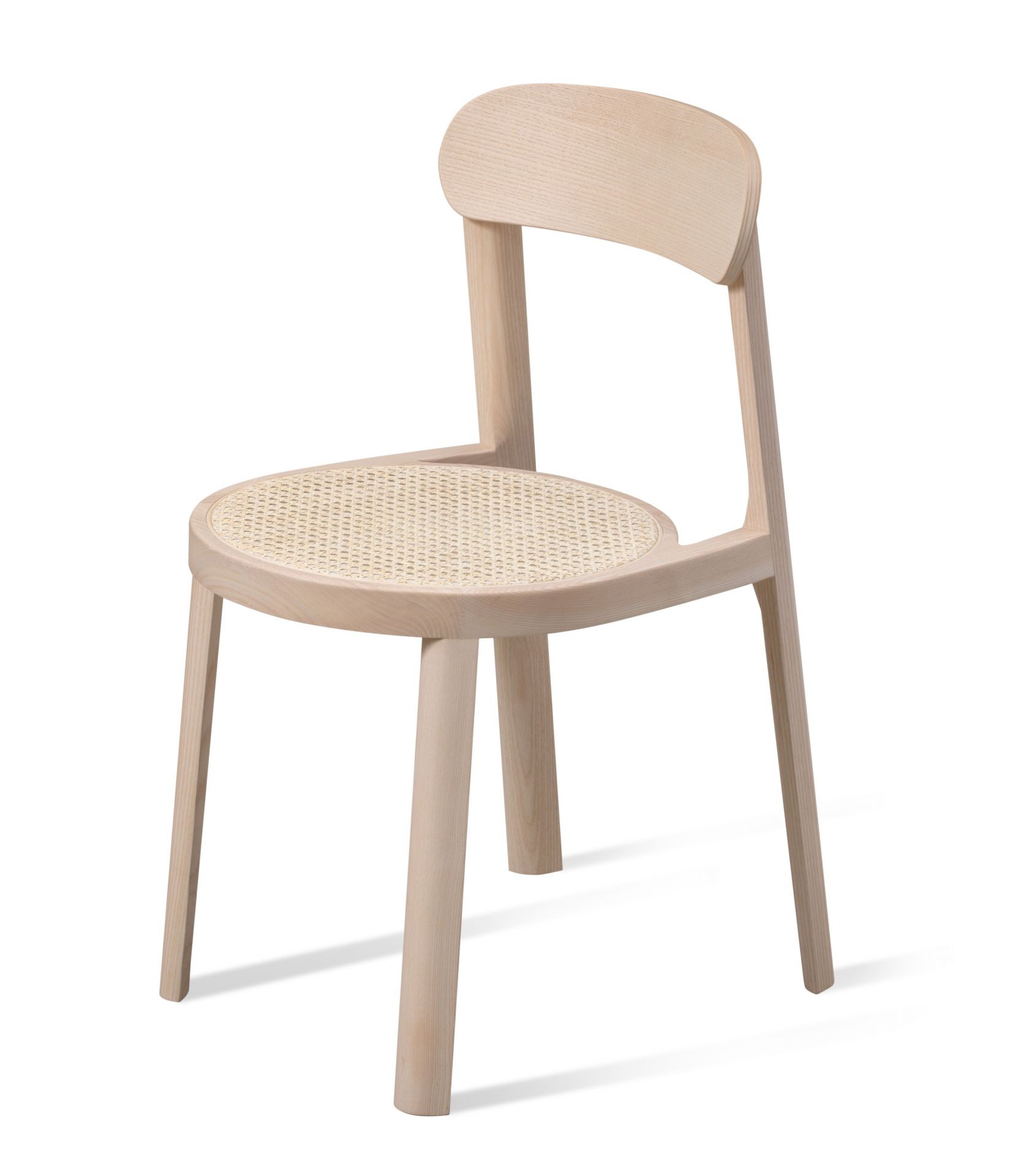 Brulla Stuhl Esche Miniforms: Heller Holzstuhl mit geflochtener Sitzfläche, modernes Design für Esszimmer und Wohnbereich.