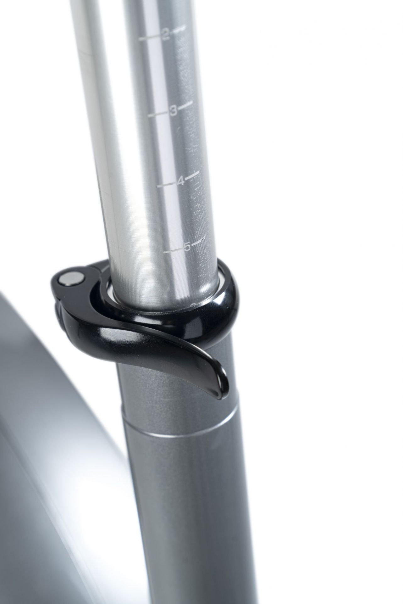 Detailaufnahme der Sitzstange mit Schnellspanner am Ergometer PURE Stil-Fit, Esche-weiß, für Indoor-Cycling und Heimtraining.