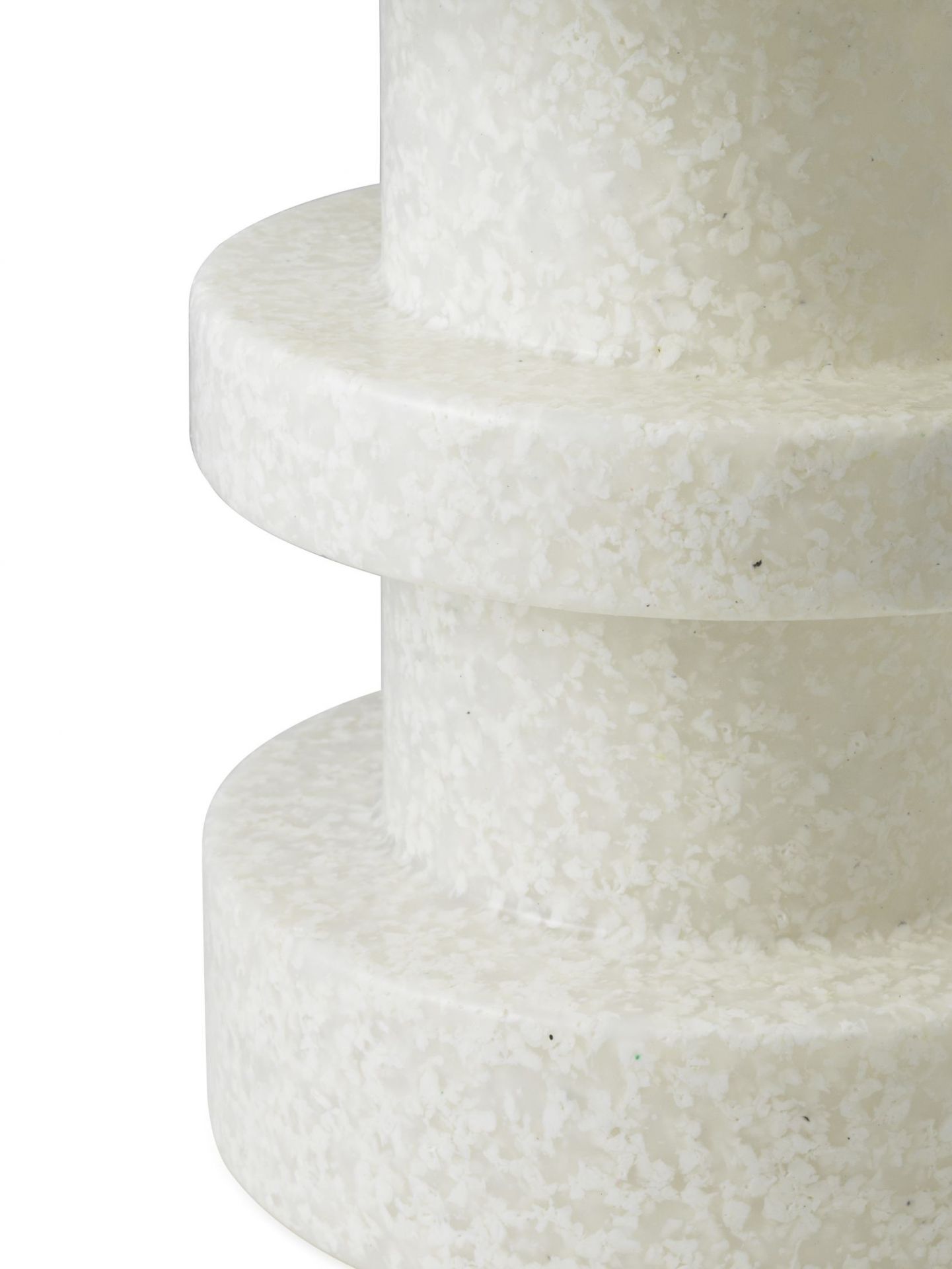 Detailaufnahme des weißen Normann Copenhagen Bit Stool Stack Hockers mit gesprenkelter Oberfläche.