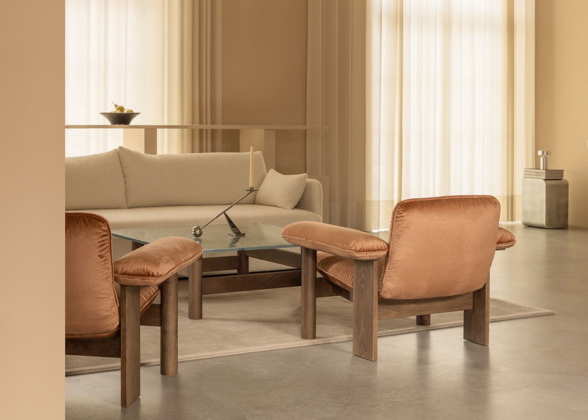 Audo Copenhagen Offset Sofa 3-Sitzer in Beige mit zwei Sesseln und Couchtisch im Wohnzimmer.