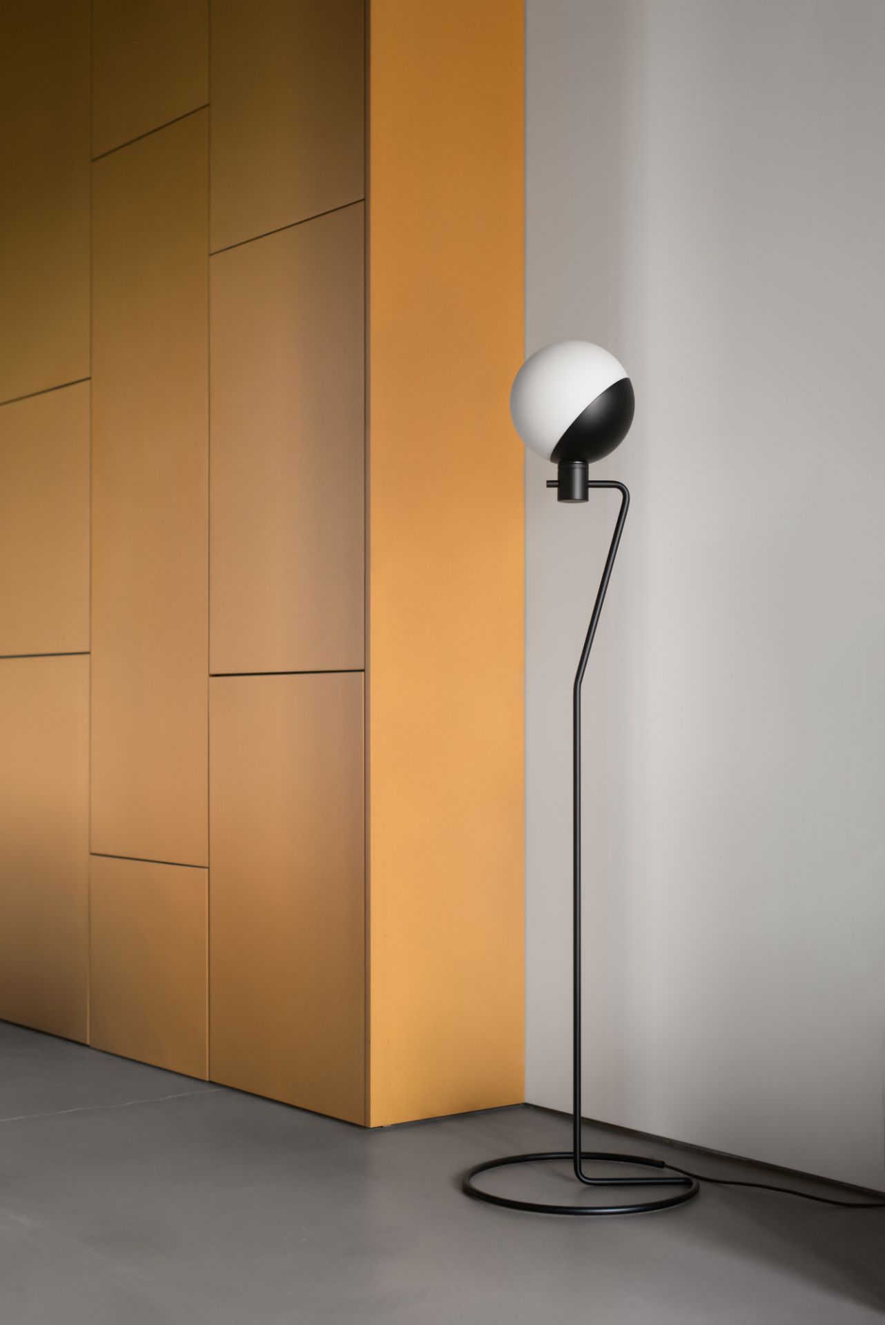 Baluna Stehleuchte von Grupa: Moderne Stehlampe mit schwarzem Gestell und weißem, halbkugelförmigem Lampenschirm.