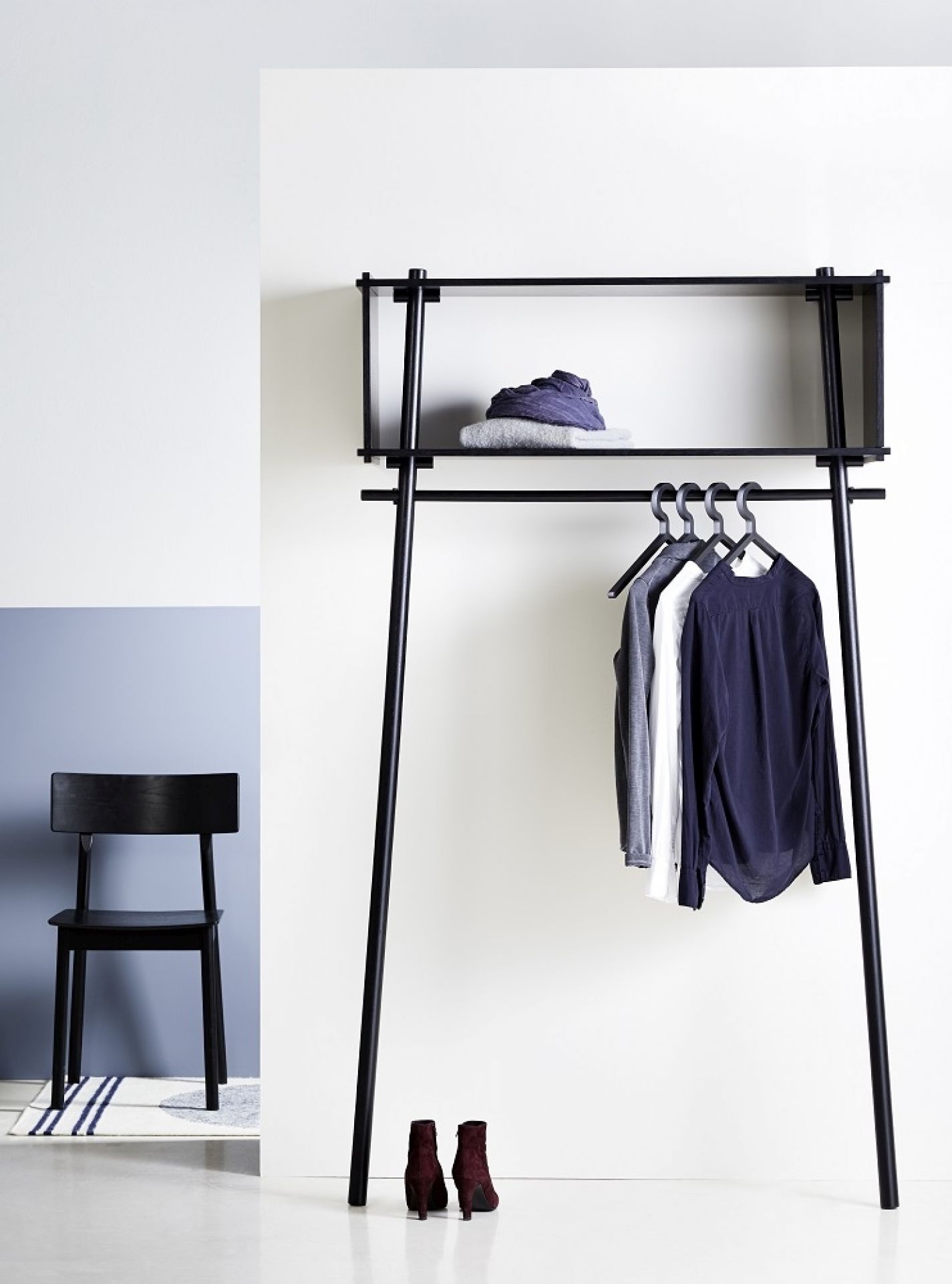 Töjbox Anlehngarderobe von Woud in Schwarz: Moderne Kleiderstange mit Ablage für Schlafzimmer und Ankleidezimmer.
