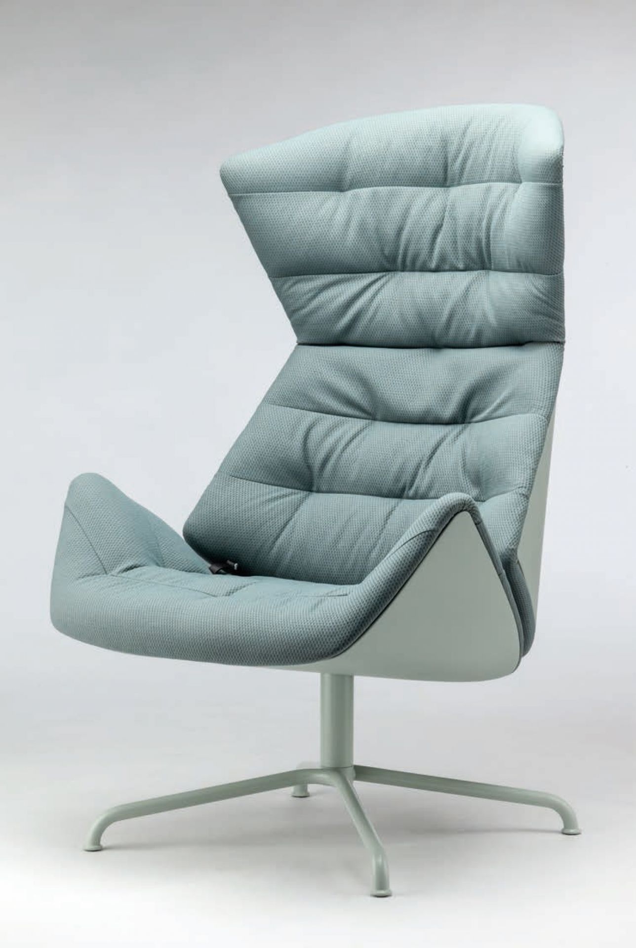 Hellblauer 808 Lounge Sessel von Thonet mit Drehfuß und gesteppter Polsterung.