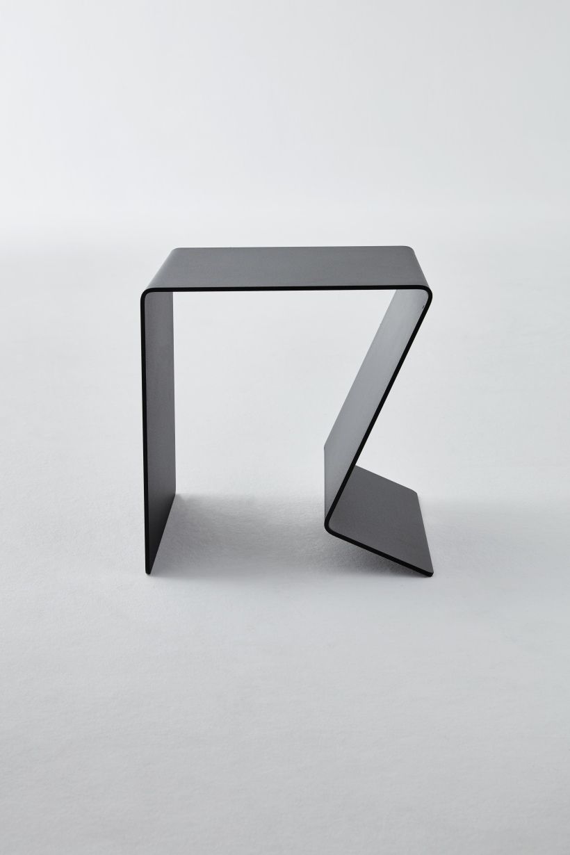 Buk  Beistelltisch von Müller Möbelwerkstätten, minimalistischer, schwarzer Metalltisch für Wohnzimmer oder Büro.
