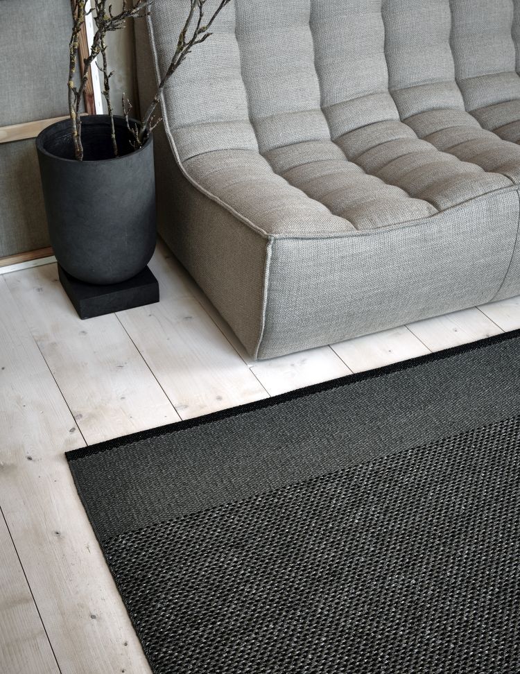 Pappelina Teppich Edit in Anthrazit, skandinavisches Design für Wohnzimmer und Esszimmer, Größe 230x320 cm.