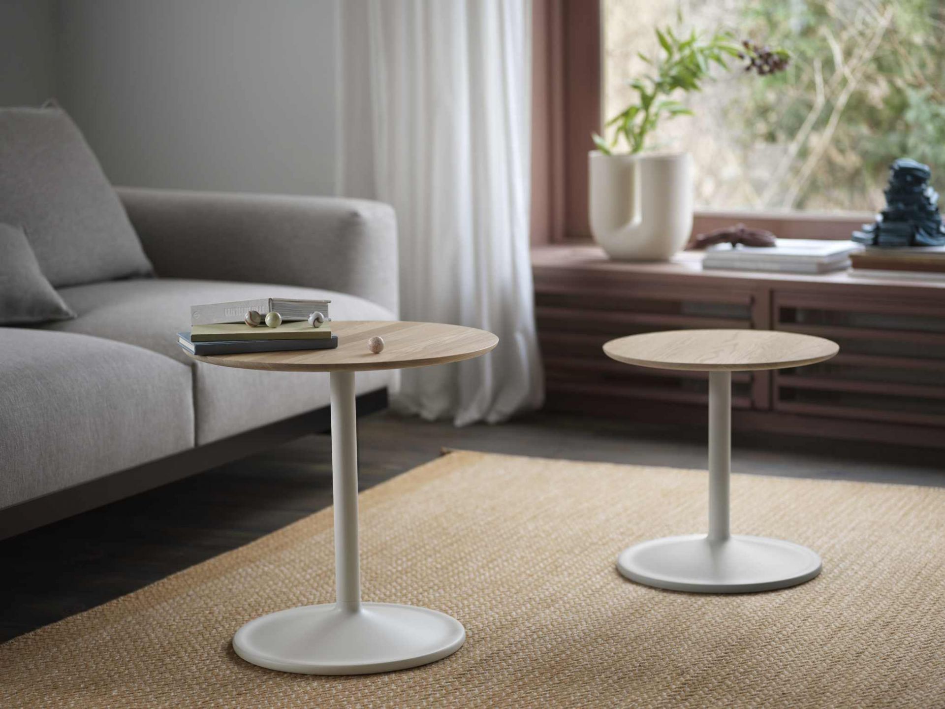 Zwei Muuto Soft Side Table Beistelltische aus Holz und weißem Metall in modernem Wohnzimmer.