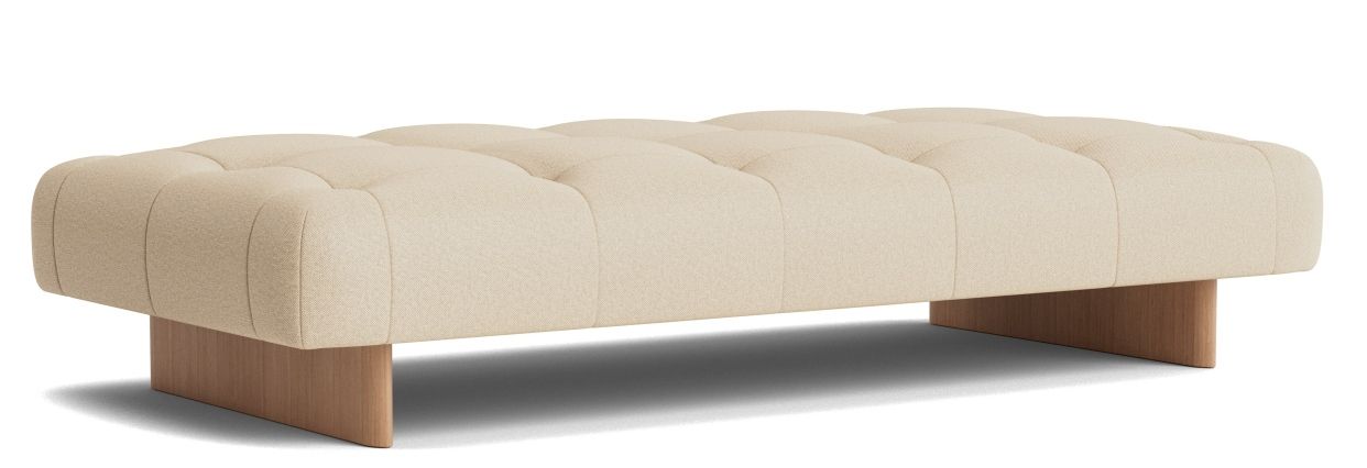 Quilton Daybed Liege von Hay in Beige mit Knopfheftung und Holzfüßen.