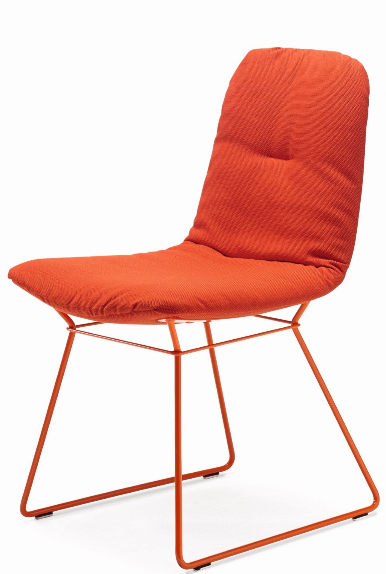 Oranger Leya Stuhl mit Stoffbezug und filigranem Metallgestell. Moderner Design Stuhl für Esszimmer.