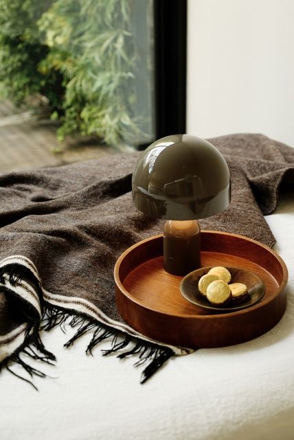 Bell Portable LED Tischleuchte von Tom Dixon, weiße Akkuleuchte auf Tablett mit Gebäck.