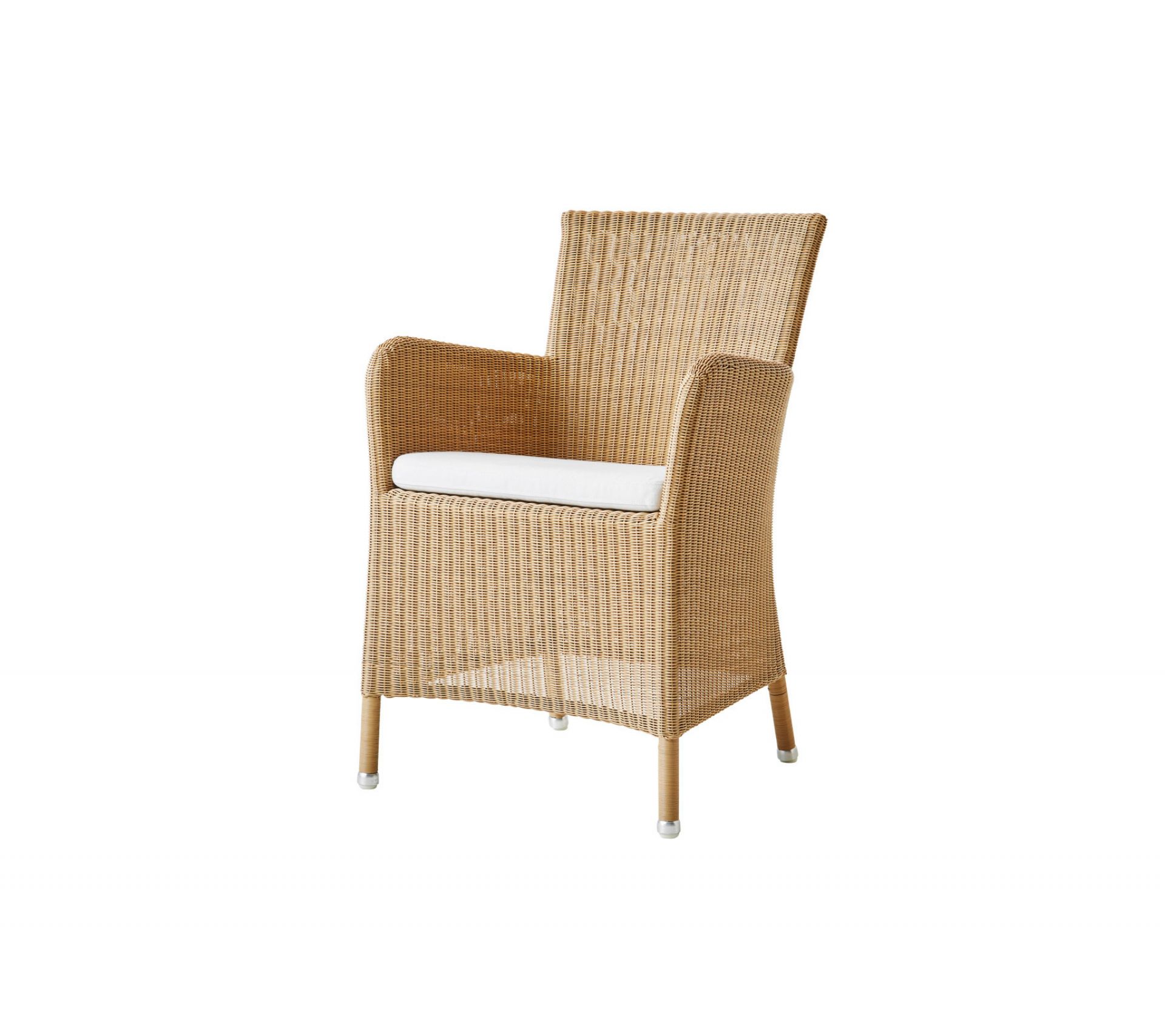 Heller Rattansessel mit Armlehnen und weißem Sitzkissen, Cane-Line Stil für Garten und Terrasse.