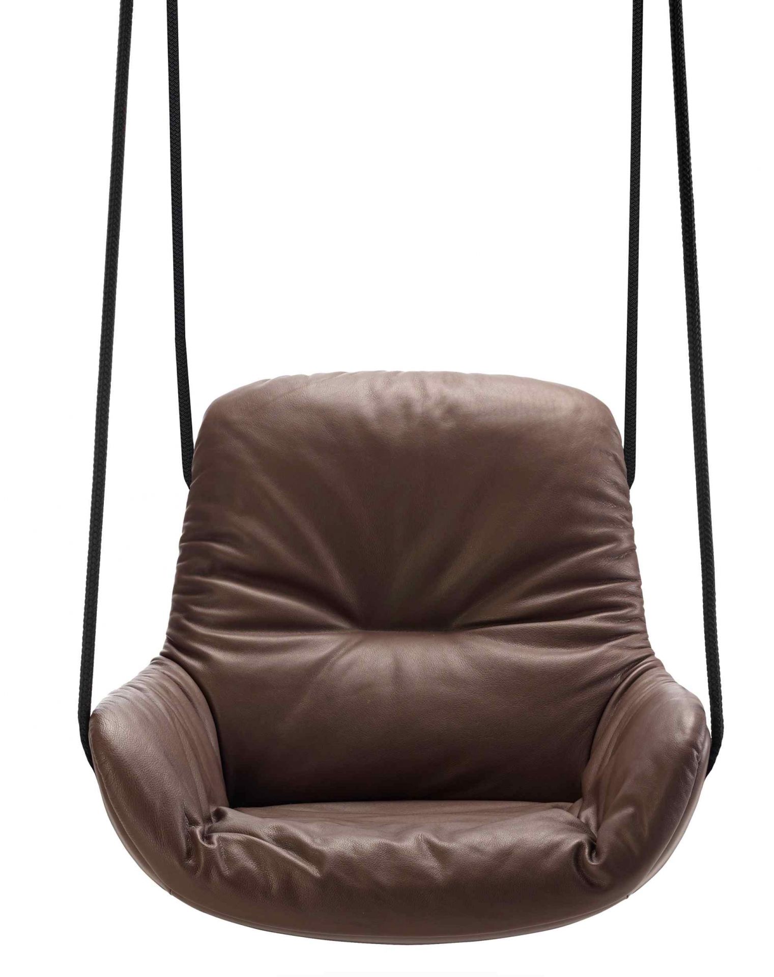 Brauner Leya Swing Seat Sessel der Freifrau Manufaktur, hängend an schwarzen Seilen. Gemütlicher Ledersessel.