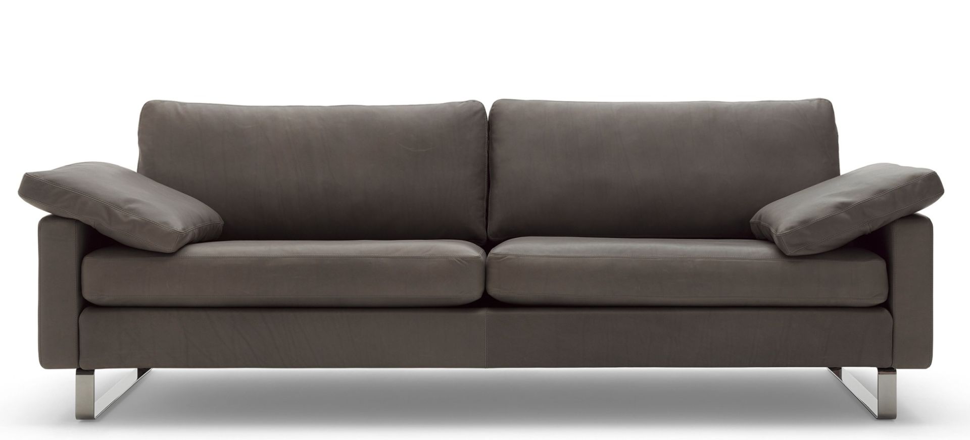 Conseta Sofa Konfiguration Cor: Graues Ledersofa mit zwei Sitzelementen und Armlehnenkissen auf Metallfüßen.