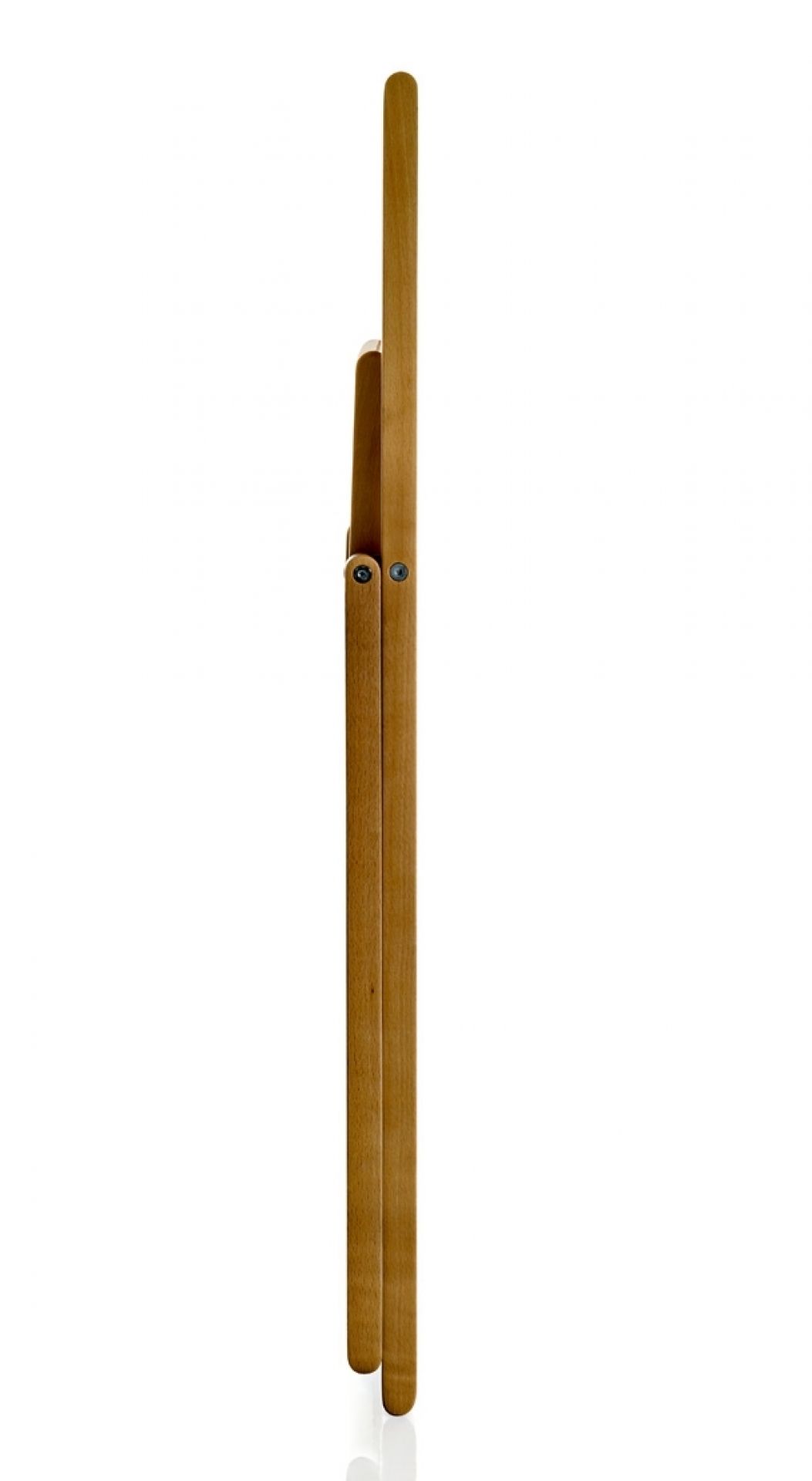 Aviva Klappstuhl von Magis, zusammengeklappt. Holzstuhl für platzsparende Aufbewahrung, ideal für kleine Räume.