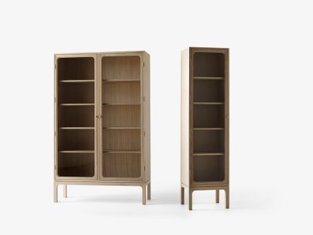 AndTradition Trace SC88 Vitrine und Schrank aus hellem Holz mit Glasfront und mehreren Regalböden.