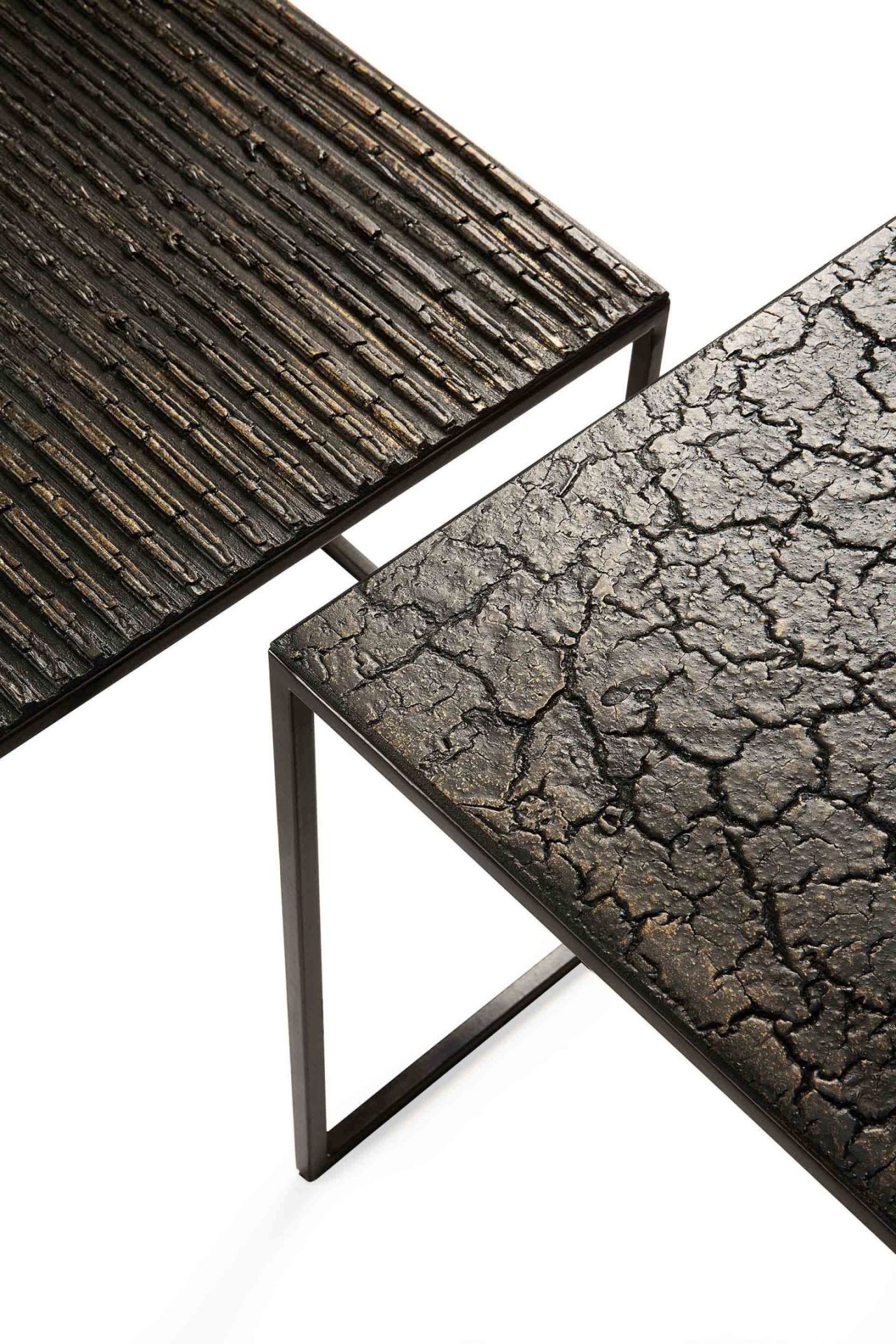 Pentagon Couchtisch 2er Set von Ethnicraft mit einzigartigen, strukturierten Oberflächen und Metallgestell.