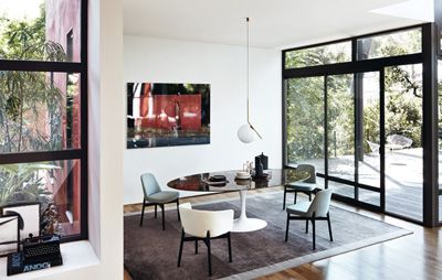 Esszimmer mit ovalem Tisch und Knoll International Kollektion 016 Stühlen ohne Armlehnen.