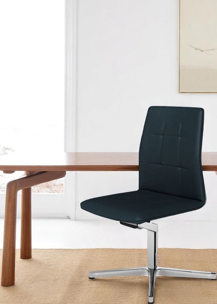 Leadchair Evo Drehstuhl von Walter Knoll mit blauem Lederbezug und Viersternfuß aus Chrom.