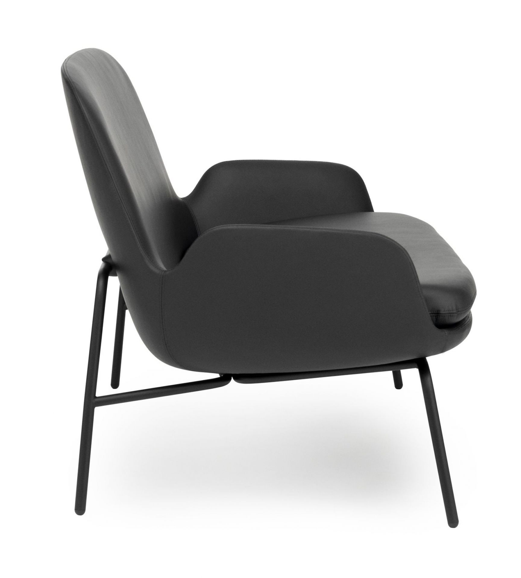 Schwarzes Era Sofa von Normann Copenhagen, Seitenansicht, moderner Sessel mit Lederbezug und Metallgestell.